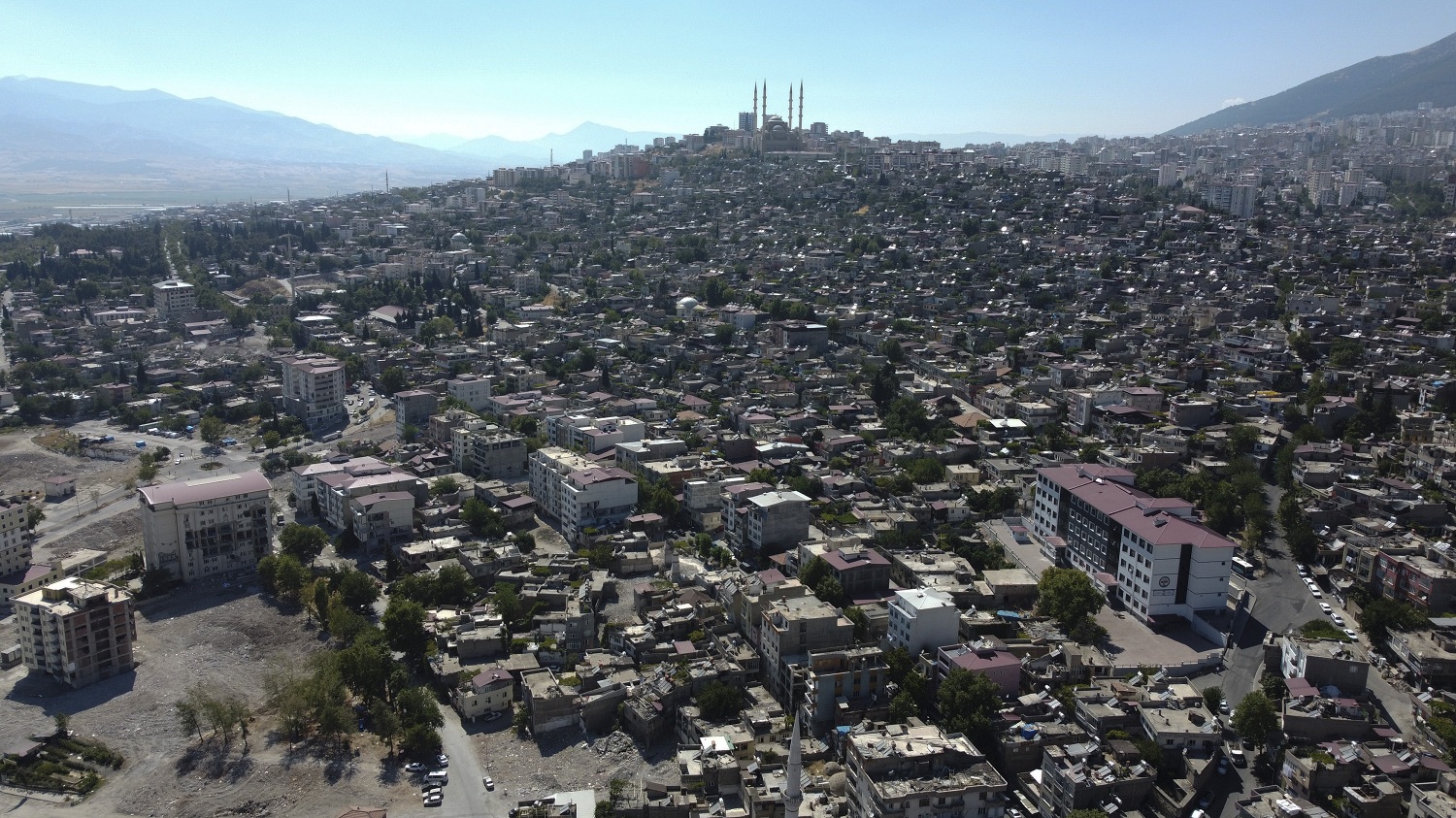 AA-20230806-31858630-31858602-KAHRAMANMARASTA_ENKAZ_KALDIRMA_VE_BINALARIN_YIKIM_ISLEMLERI_SURUYOR