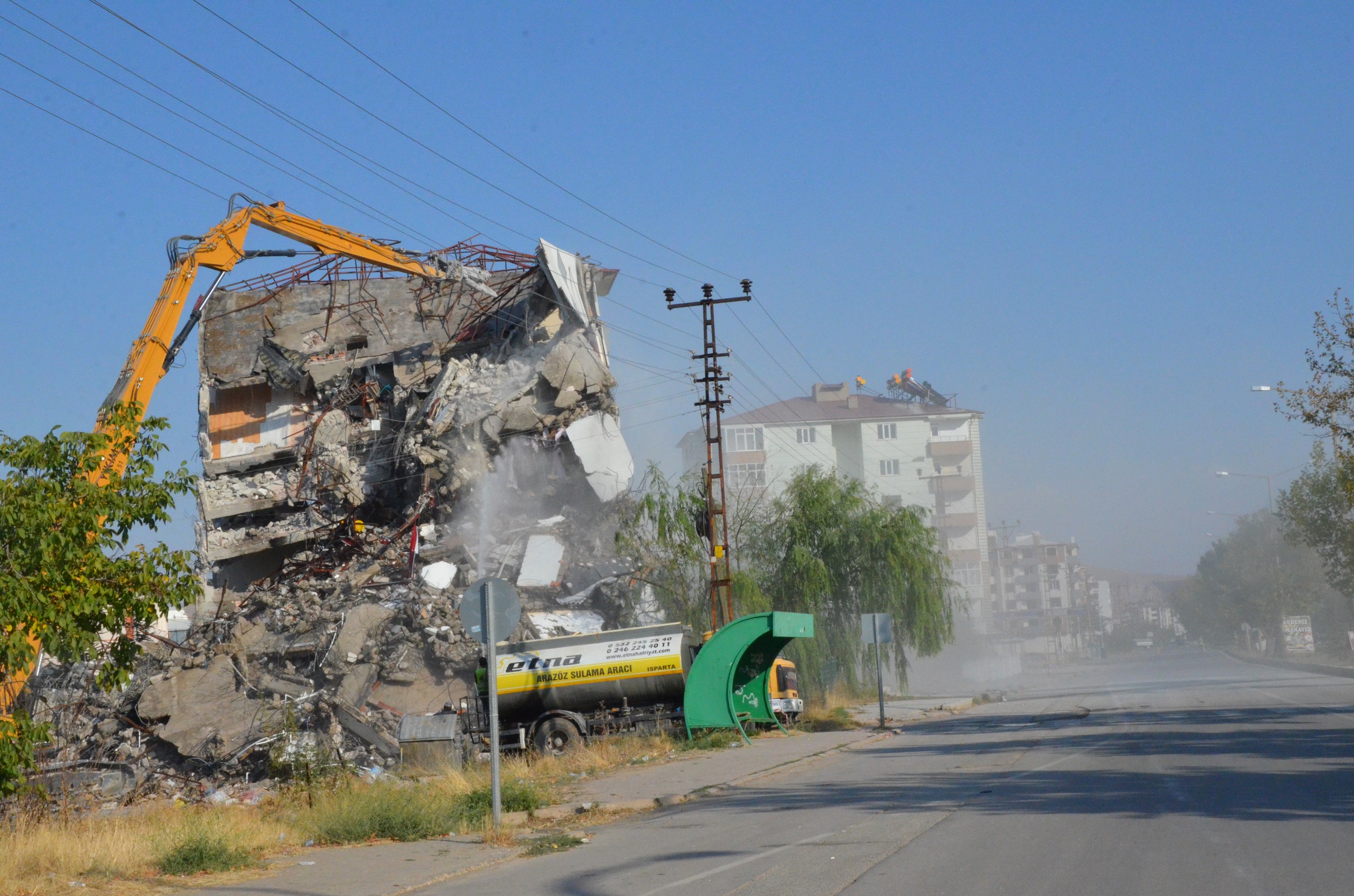 Mahkeme Kararı Sonrası Afşin'de Ağır Hasarlı Binaların Yıkımı Sürüyor (1)