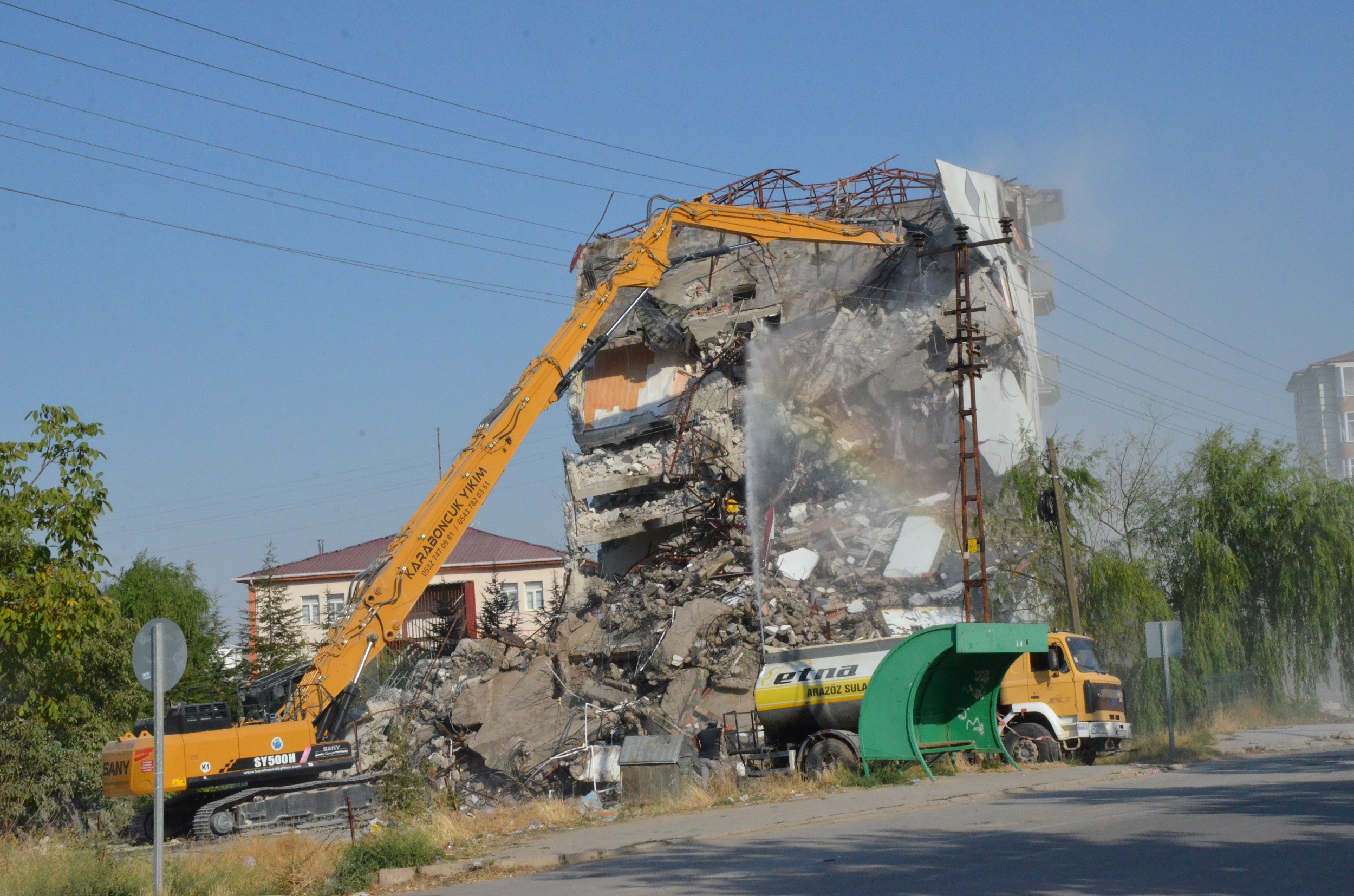 Mahkeme Kararı Sonrası Afşin'de Ağır Hasarlı Binaların Yıkımı Sürüyor (2)