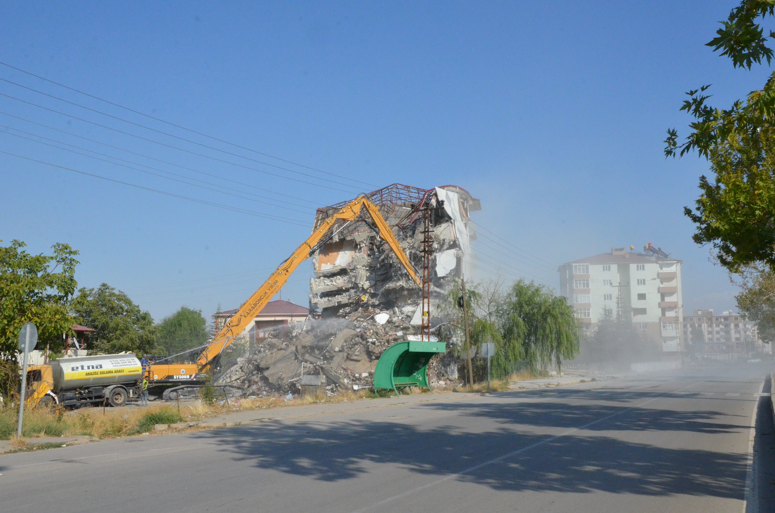 Mahkeme Kararı Sonrası Afşin'de Ağır Hasarlı Binaların Yıkımı Sürüyor (4)