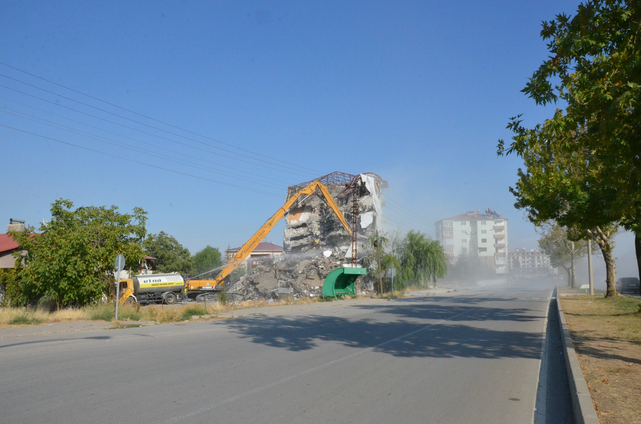 Mahkeme Kararı Sonrası Afşin'de Ağır Hasarlı Binaların Yıkımı Sürüyor (5)
