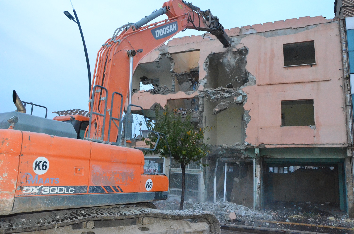 Afşin'de ağır hasarlı binaların yıkımı sürüyor (2)