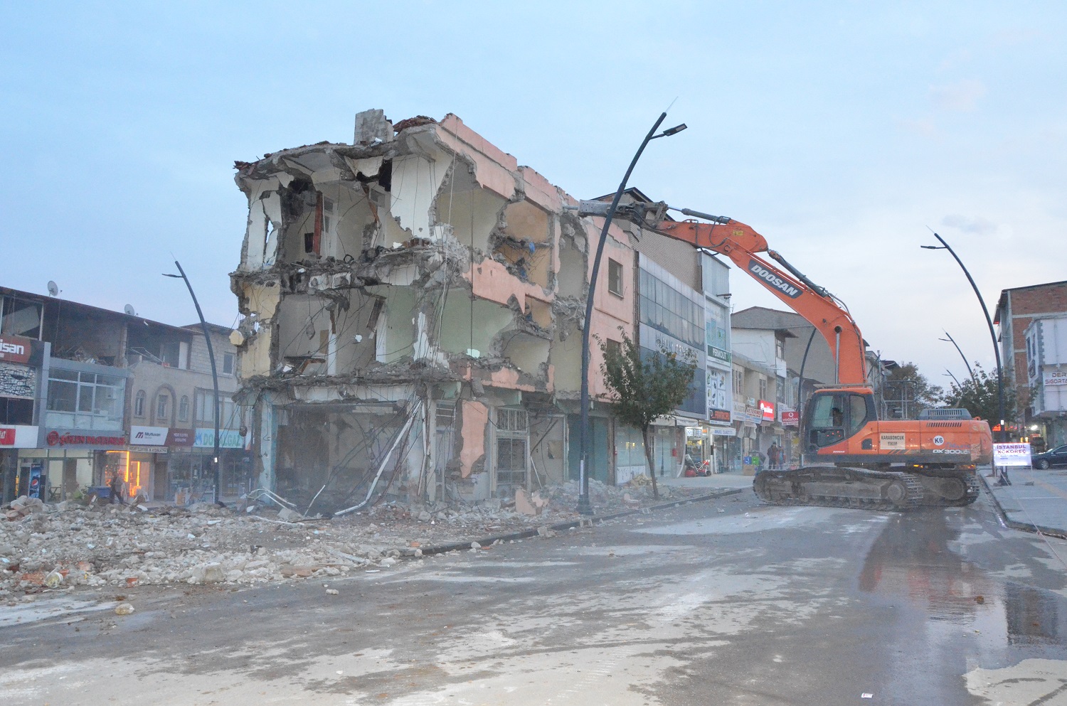 Afşin'de ağır hasarlı binaların yıkımı sürüyor (3)