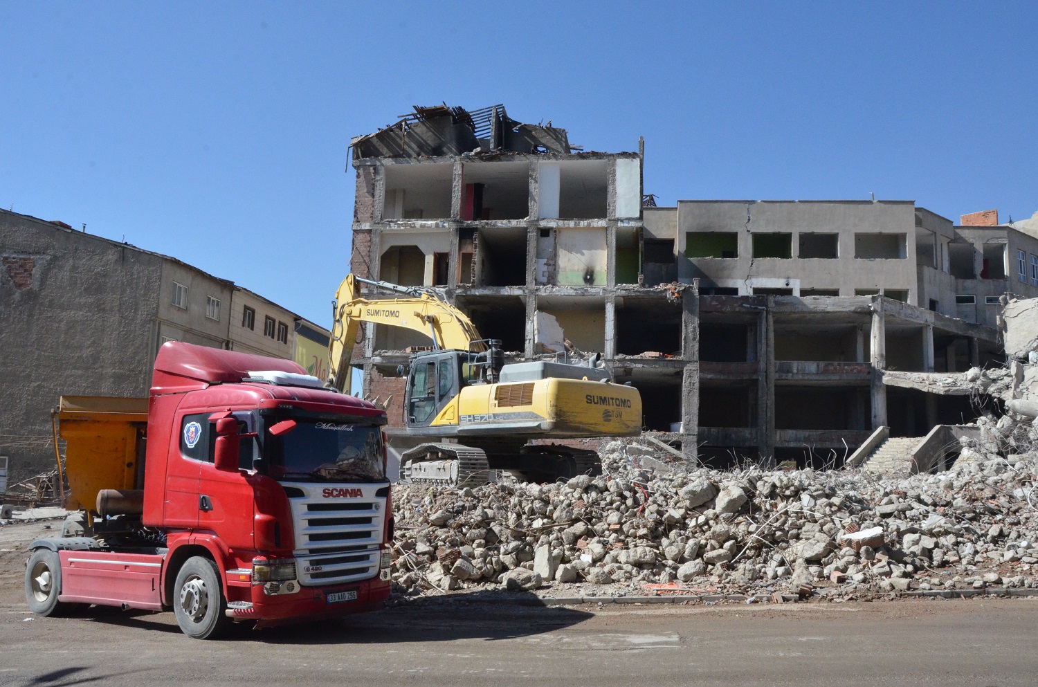 Yediler İş Merkezi’nin Yıkımı Sürüyor (5)