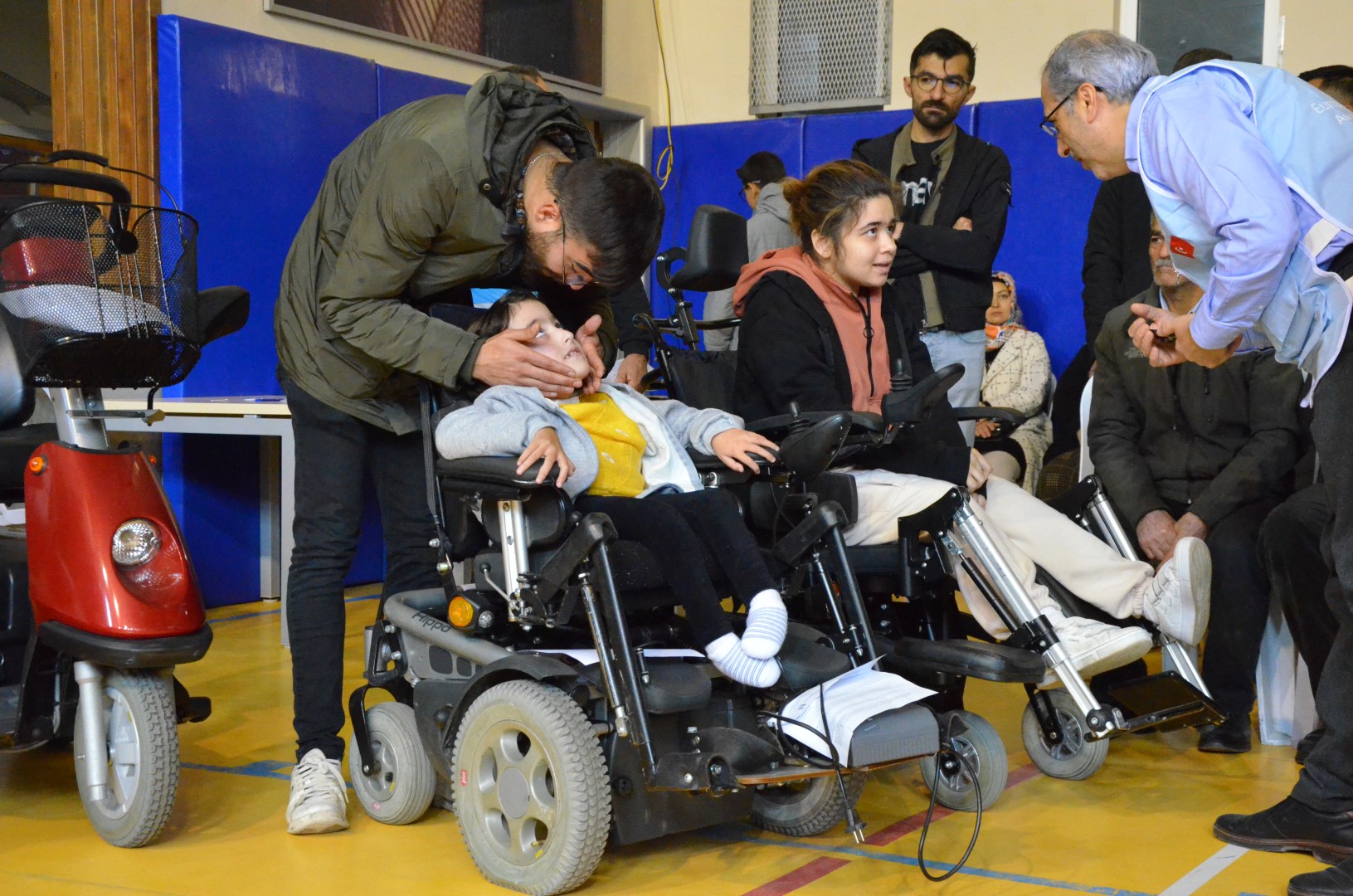 Afşin’de Engellilere Akülü Tekerlekli Sandalye Dağıtıldı (18)