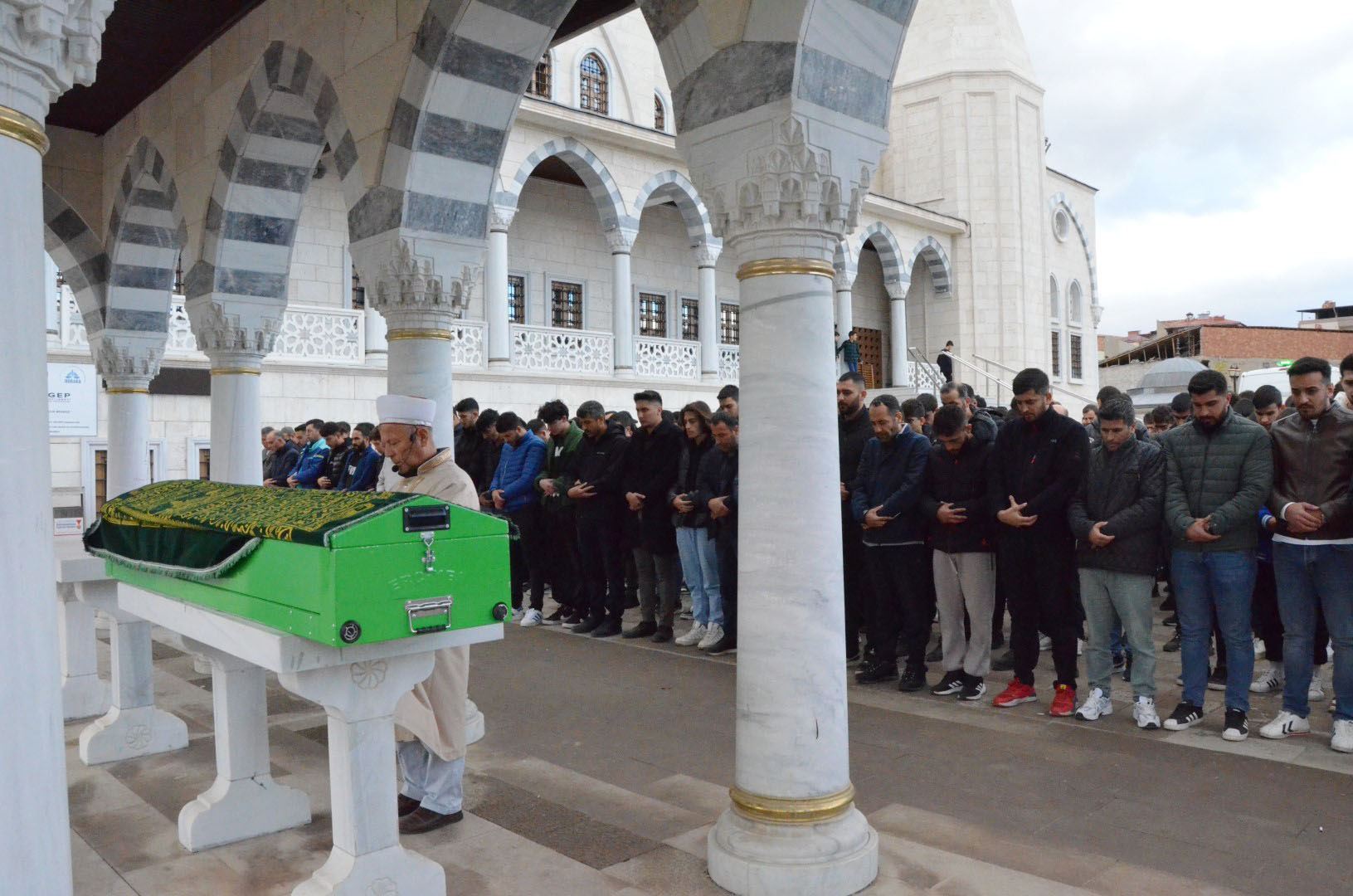 Batuhan, gözyaşları içinde son yolculuğuna uğurlandı (9) (Large)-1