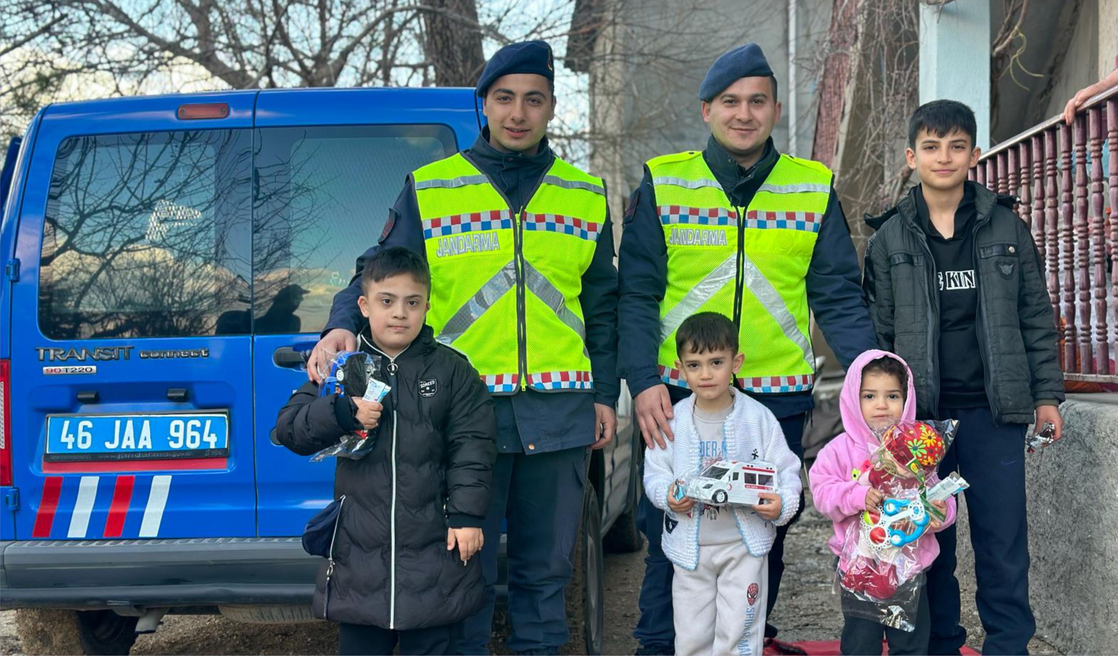 Jandarma Ekiplerinden Depremden Etkilenen Çocuklara Ziyaret (1)