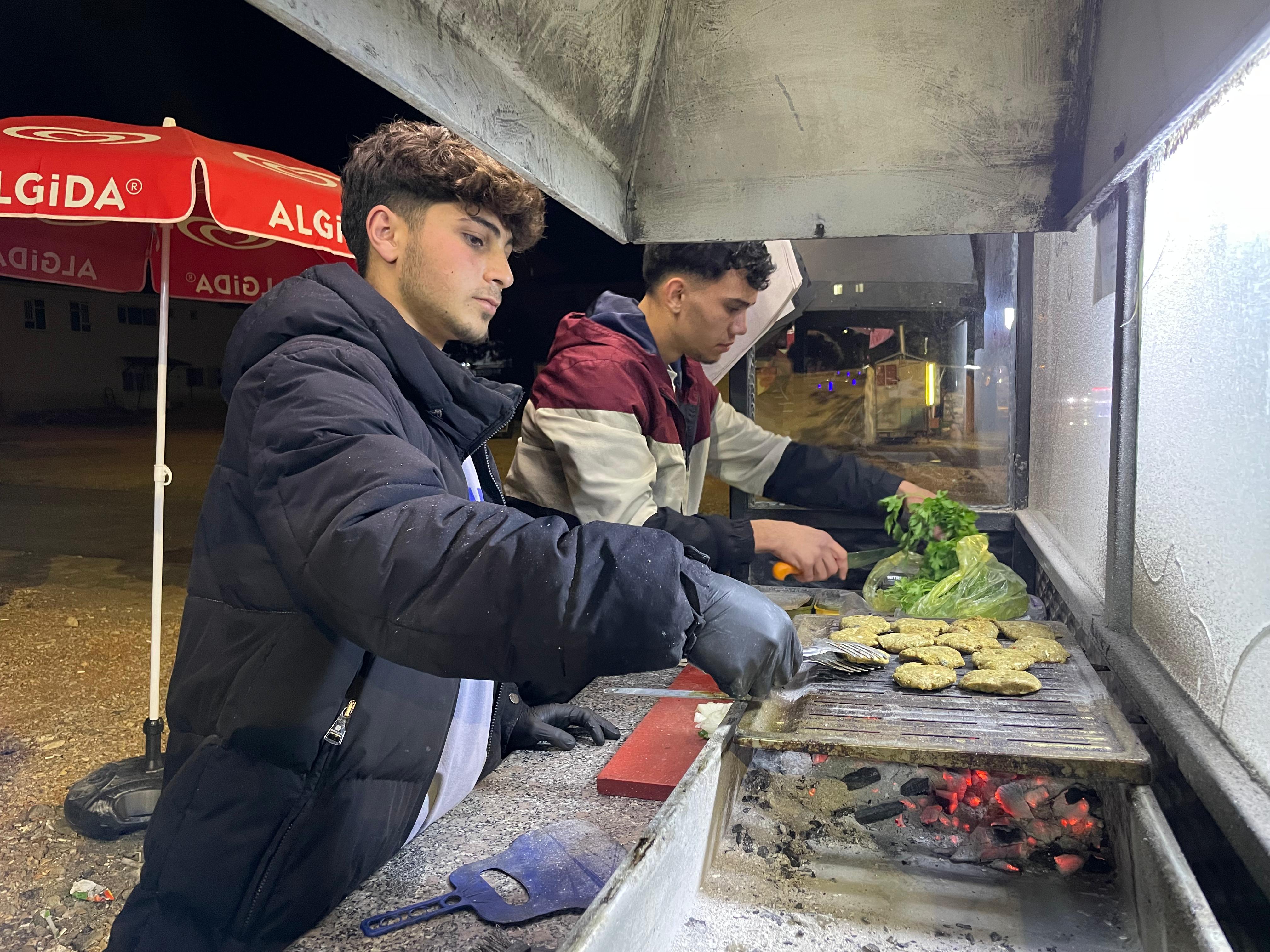 Afşin’de Gençler Köfte Ekmek Satışı (3)