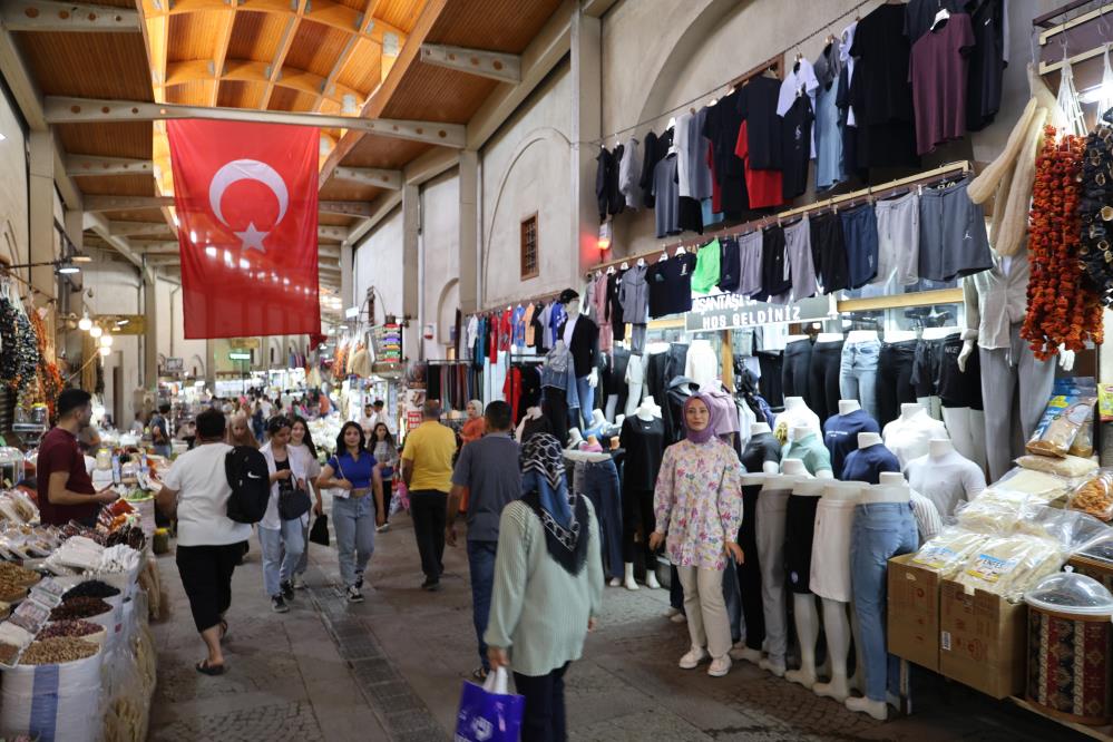 Kahramanmaraş'ta Sıcak Havada Serin Çarşıda Alışveriş Imkanı(3)