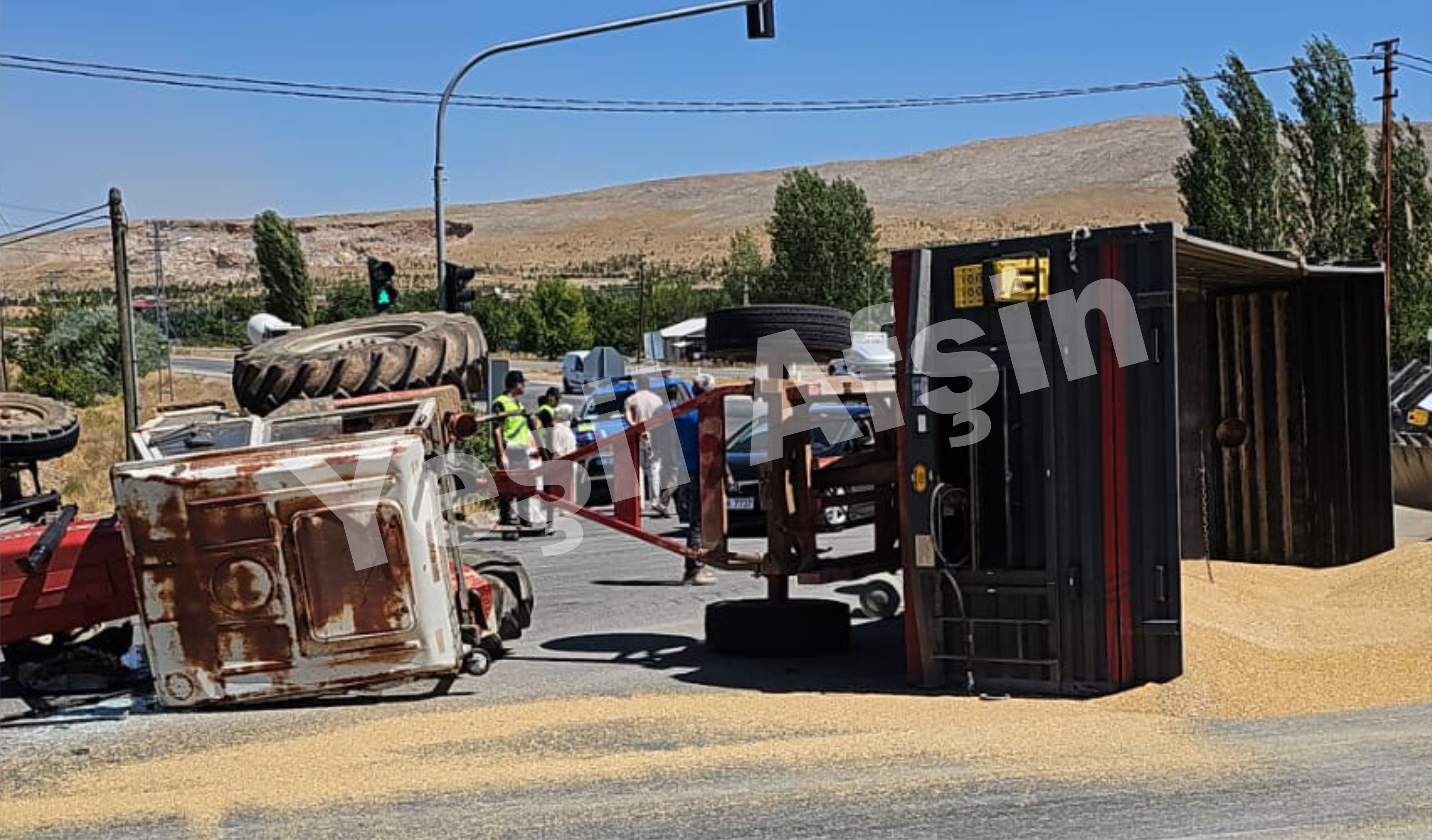 Erçene Kavşağında Traktör Devrildi 1 Yaralı (3)