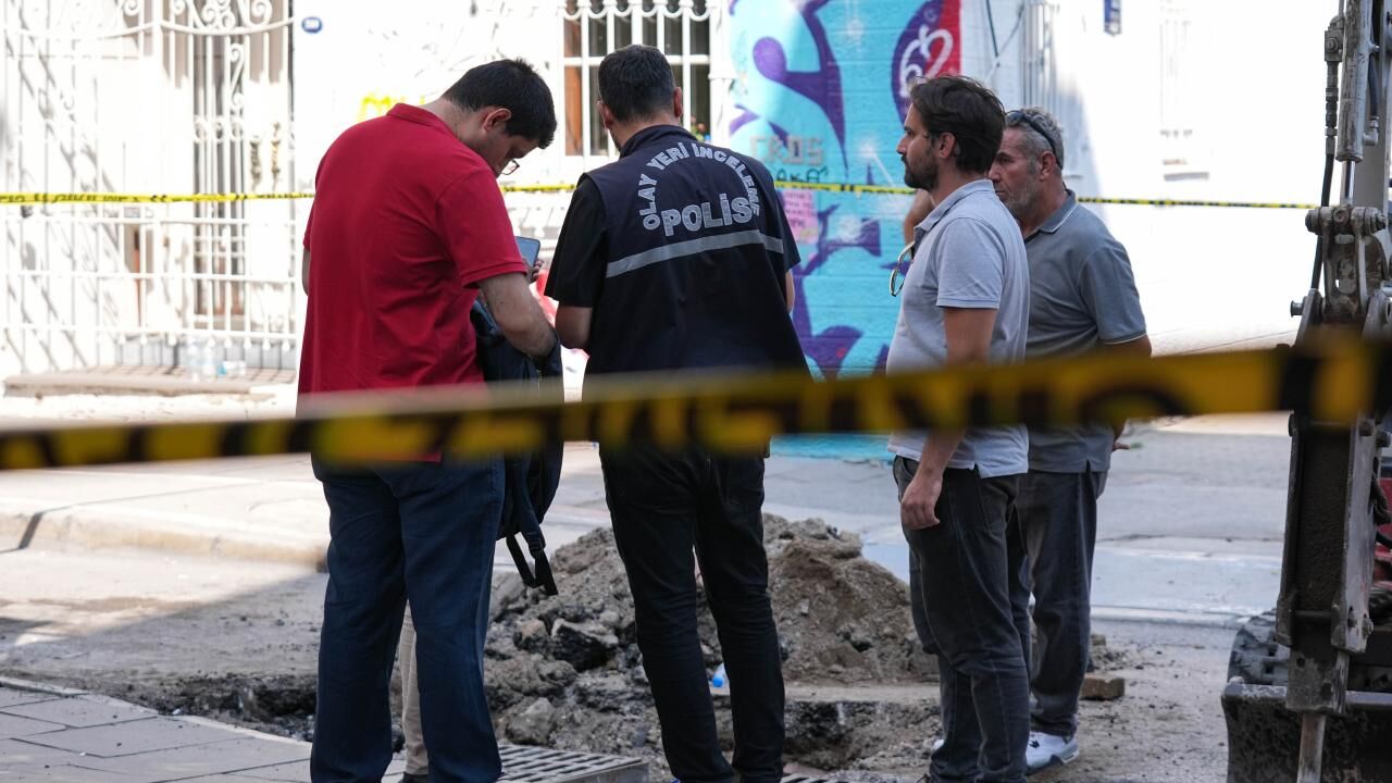 SON DAKİKA: Manisa'nın Turgutlu ilçesinde bir okula silahlı saldırı düzenlendi.