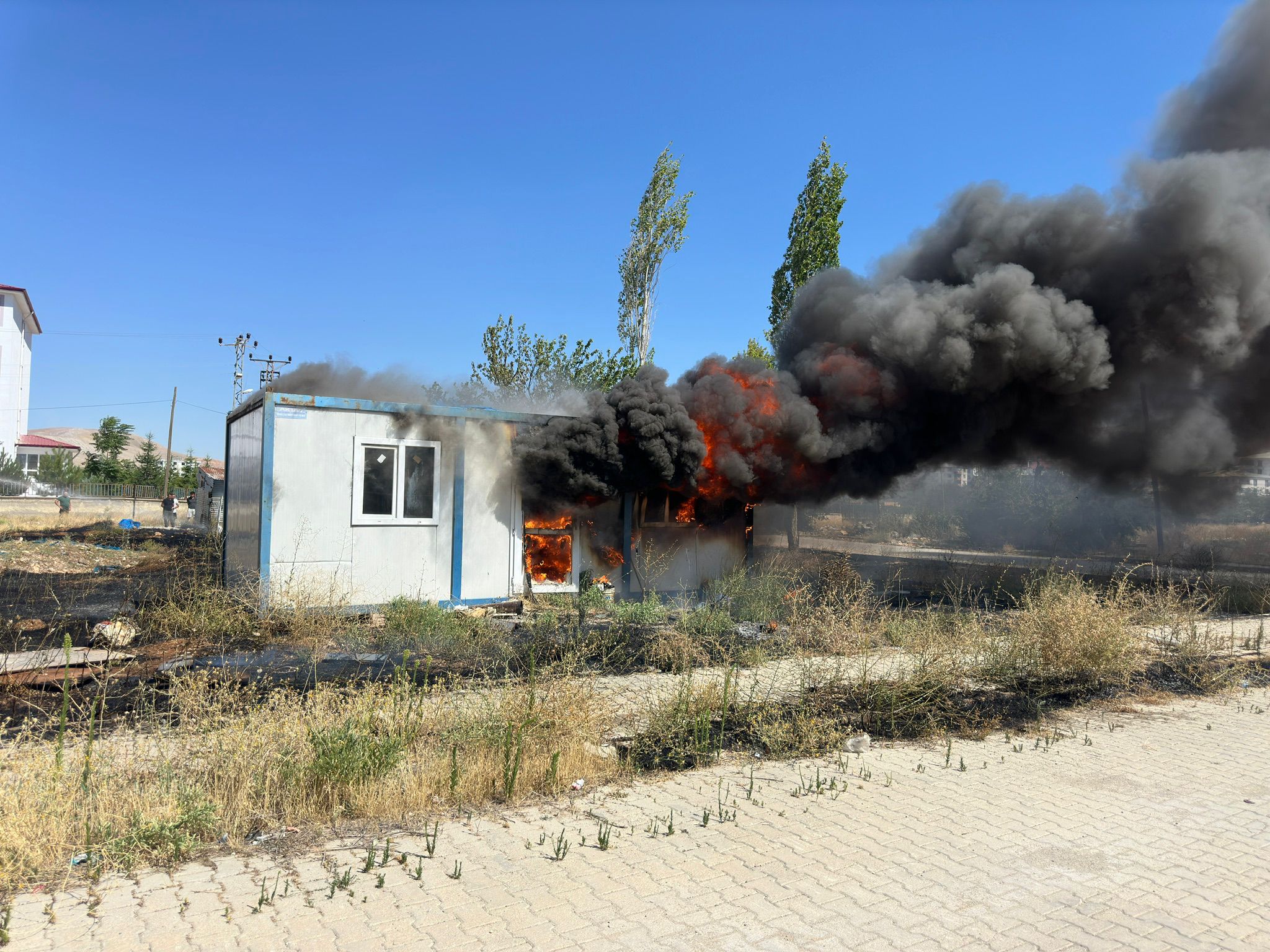 Afşin’de İki Konteyner Yandı (3)