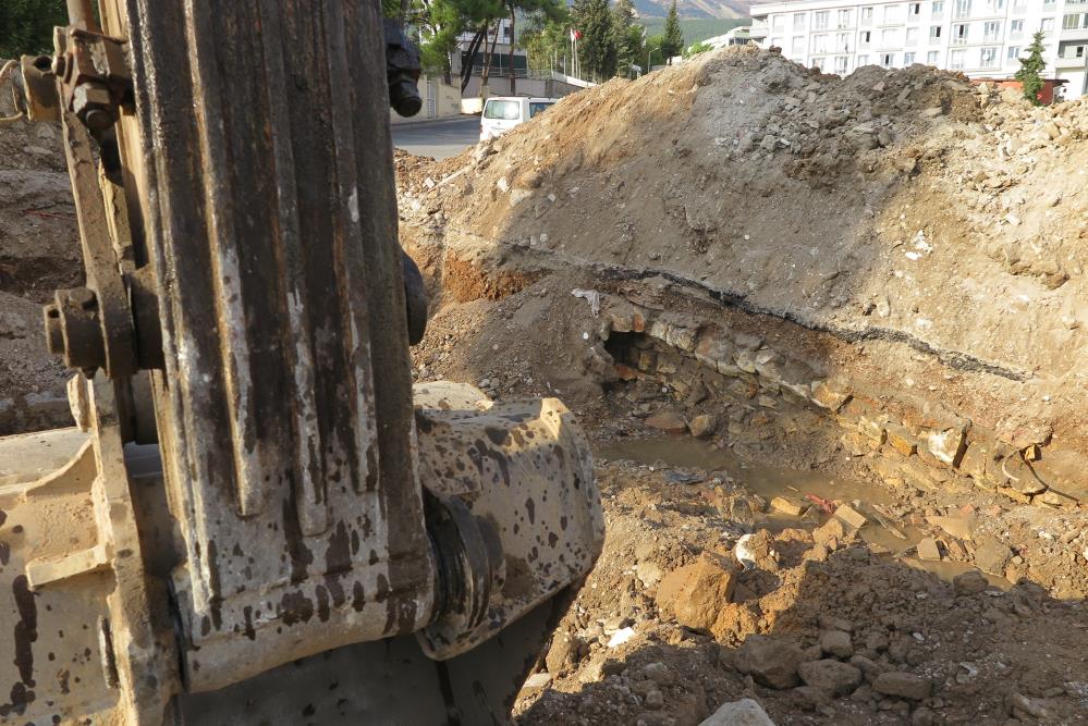 Depremde Yıkılan Yerlere Temel Atma Sırasında Tarihi Tünel Bulundu 6