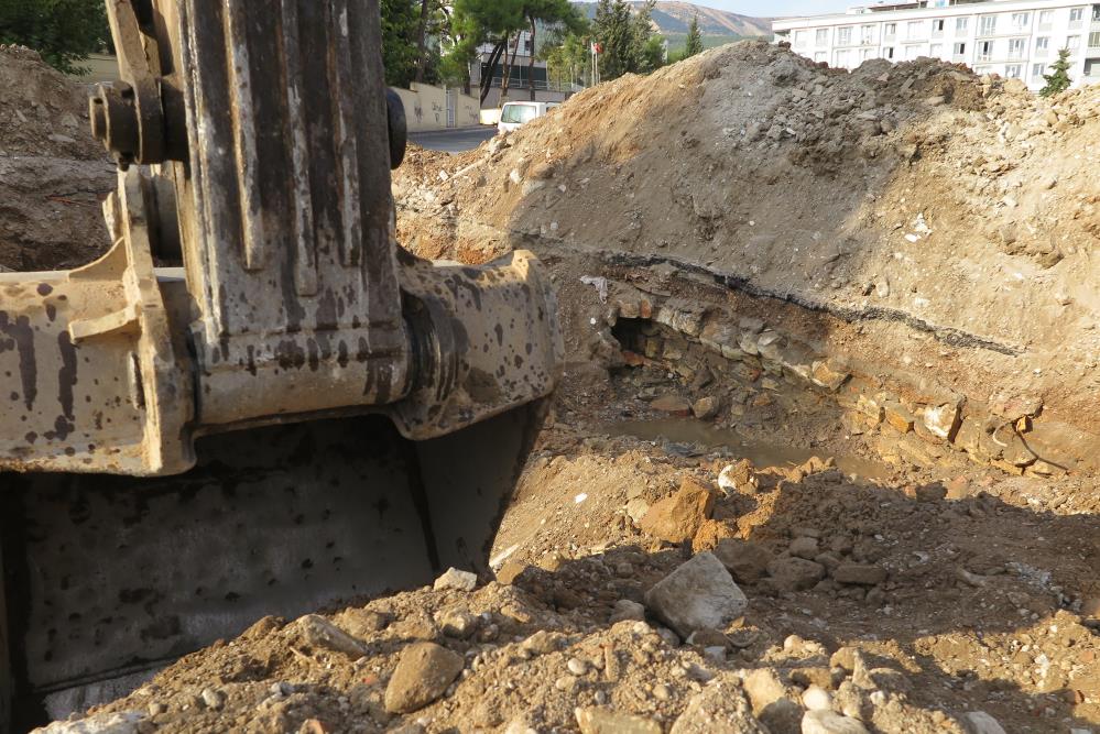 Depremde Yıkılan Yerlere Temel Atma Sırasında Tarihi Tünel Bulundu