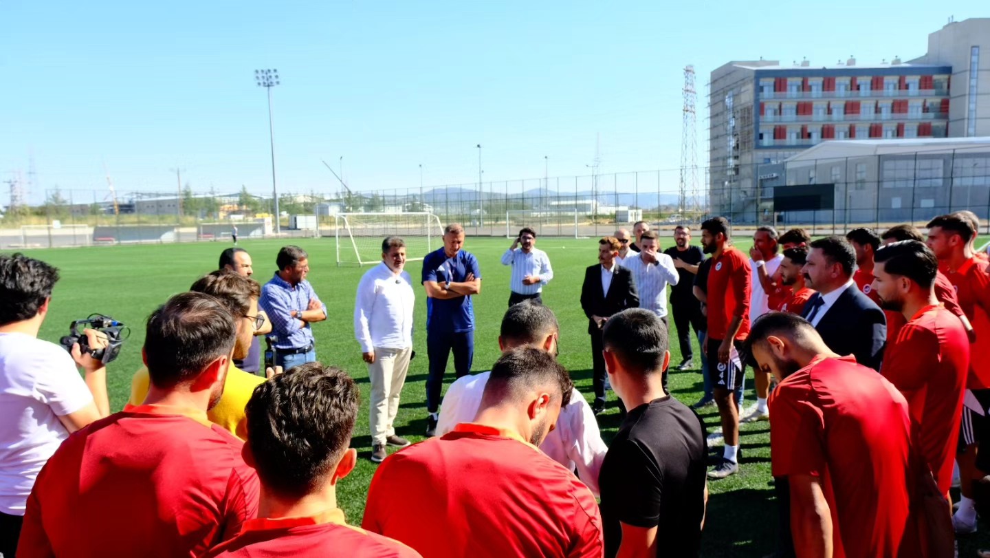 Milletvekili Debgici, İstiklalspor Futbolcuları Ile Bir Araya Geldi1