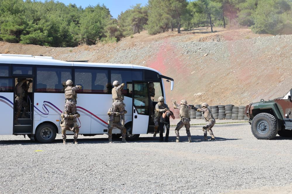 Polis Özel Harekat'tan Gerçeği Aratmayan Tatbikat