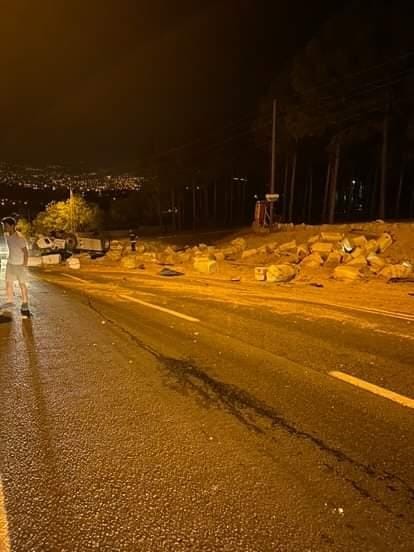 Saman Yüklü Tır Kaza Yaptıktan Sonra Yandı 2