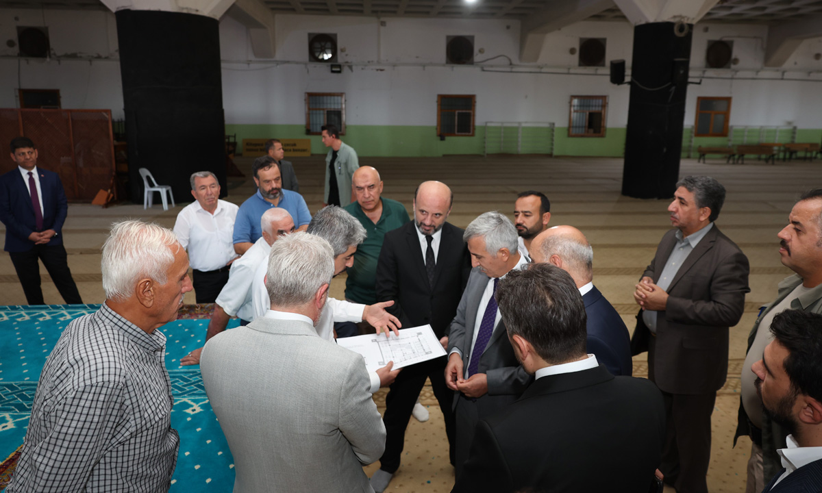 Vali Ünlüer, Abdulhamithan Camii Altında Yapılması Planlanan Gençlik Merkezini İnceledi2