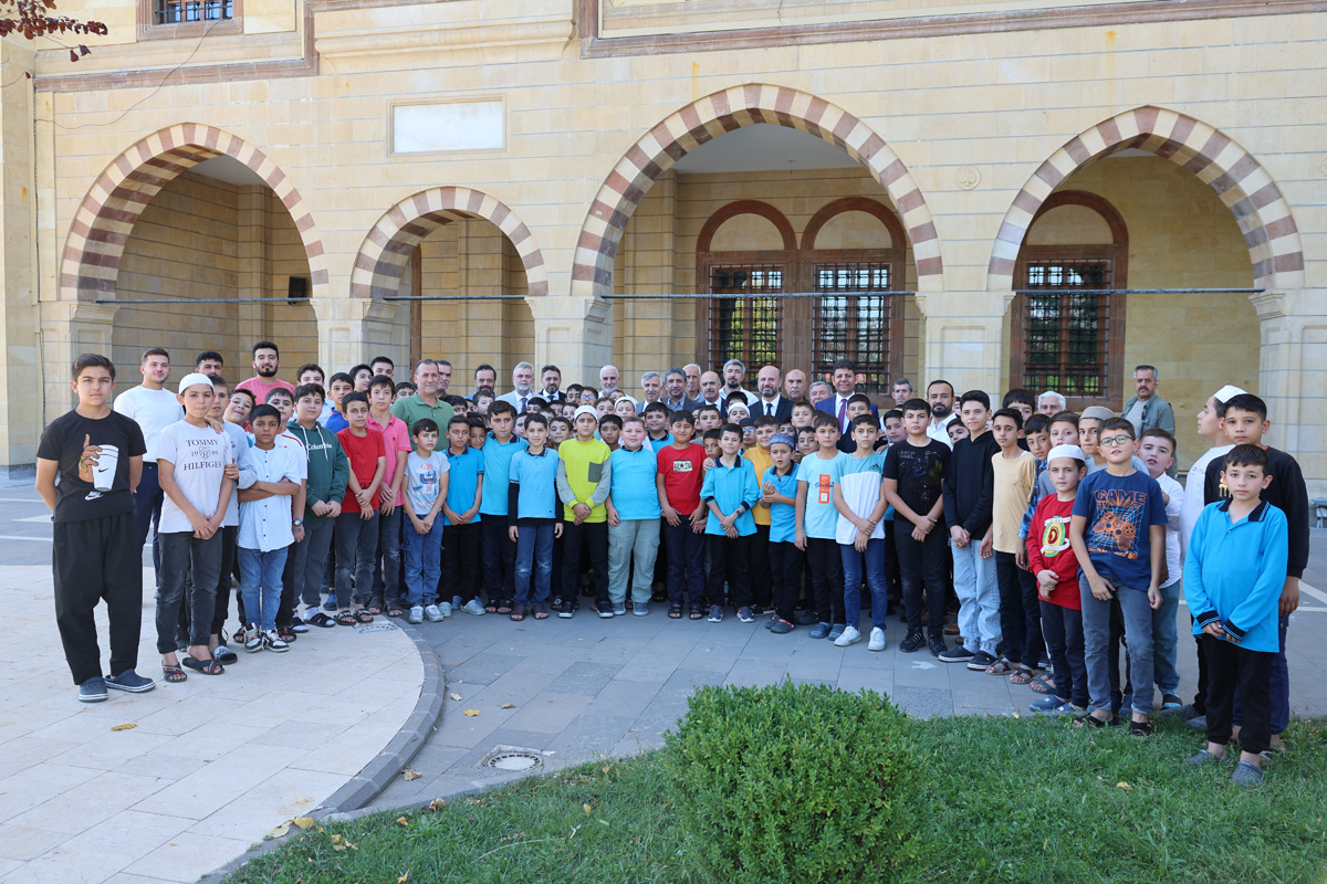 Vali Ünlüer, Abdulhamithan Camii Altında Yapılması Planlanan Gençlik Merkezini İnceledi4