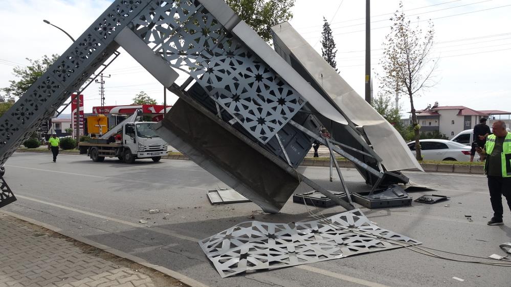 Yüzlerce Aracın Geçtiği Yolda Faciadan Dönüldü 1