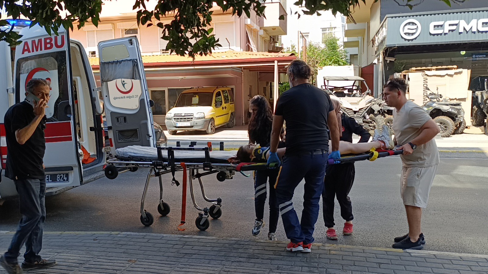 Antalya'da motosiklet kaldırıma çarparak devrildi, genç kız yaralandı2