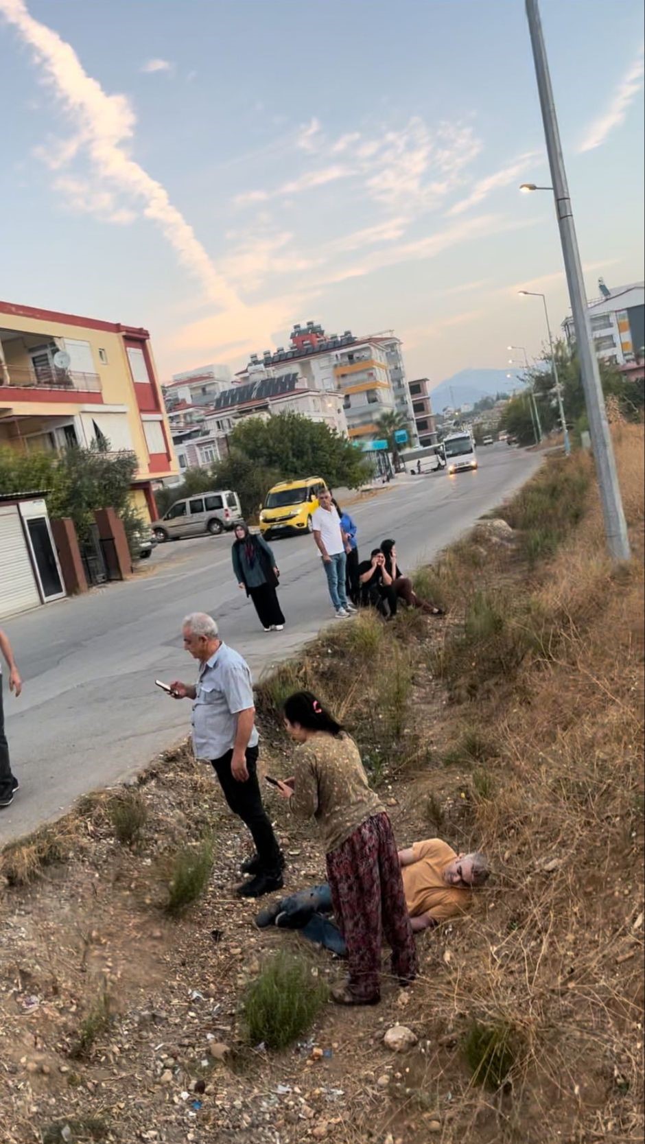 İşe gitmek üzere servis aracı bekleyenler kurşun yağmuruna tutuldu: 1 yaralı-1