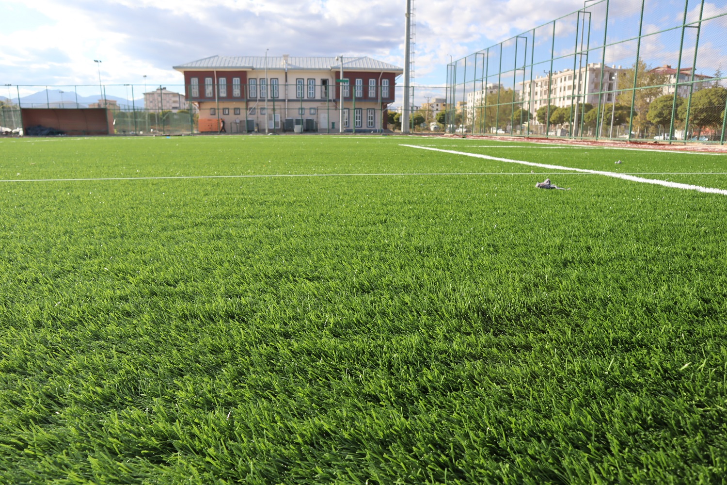 Afşin Futbol Sahası'ndaki Yenileme Çalışmalarında Sona Gelindi (1)