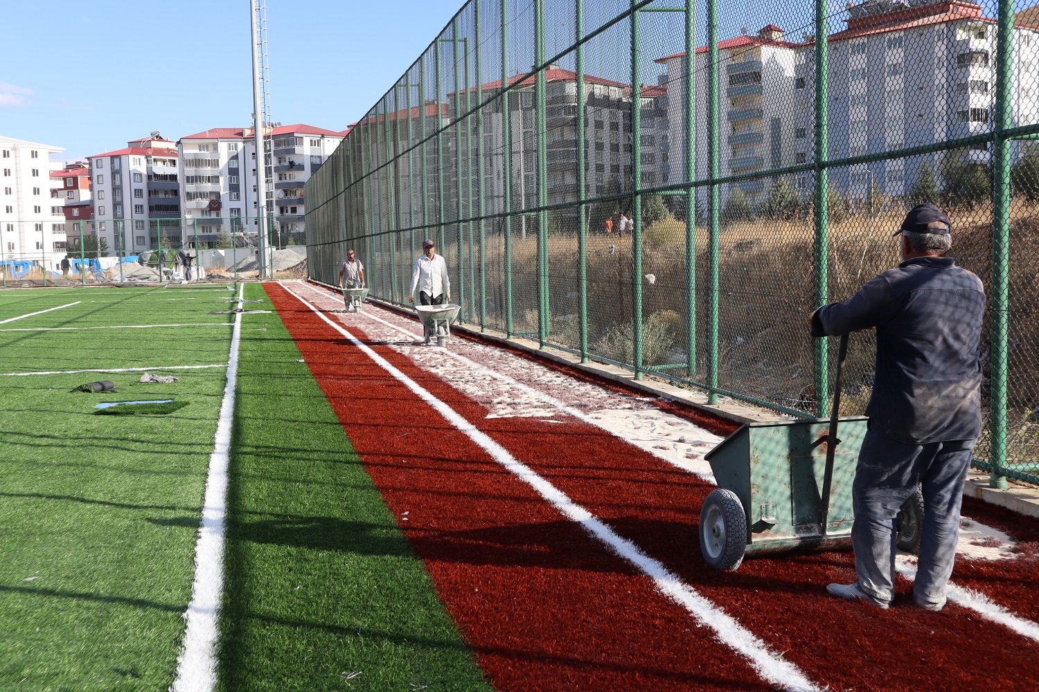 Afşin Futbol Sahası'ndaki Yenileme Çalışmalarında Sona Gelindi (11)