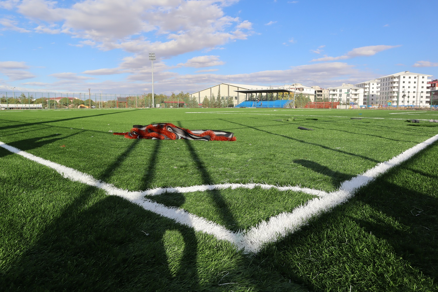 Afşin Futbol Sahası'ndaki Yenileme Çalışmalarında Sona Gelindi (12)