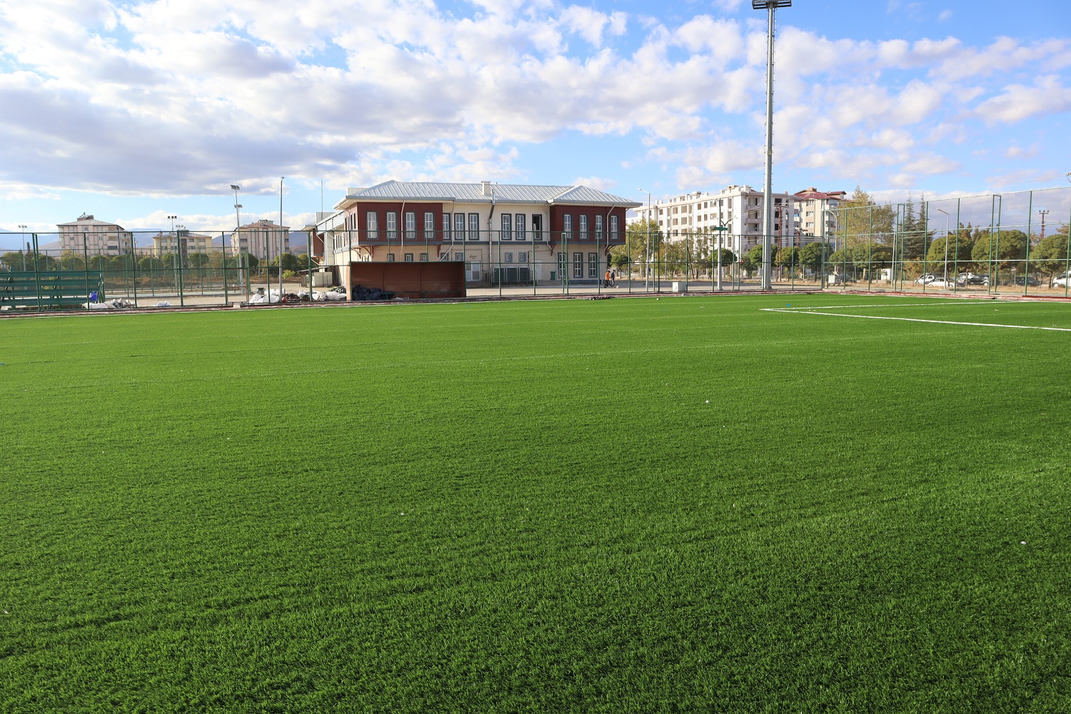 Afşin Futbol Sahası'ndaki Yenileme Çalışmalarında Sona Gelindi (5)