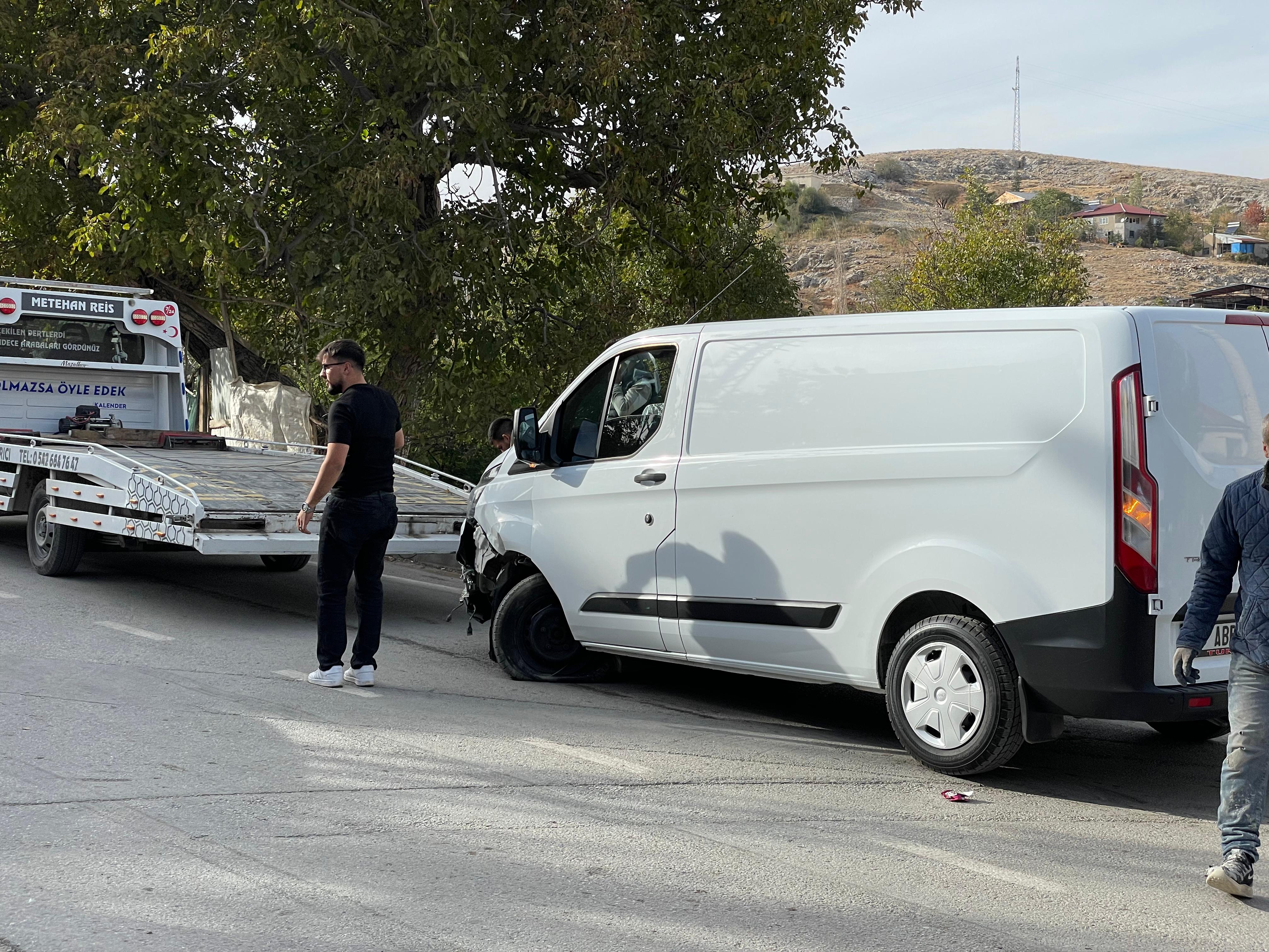 Afşin’de Maddi Hasarlı Kaza Meydana Geldi10