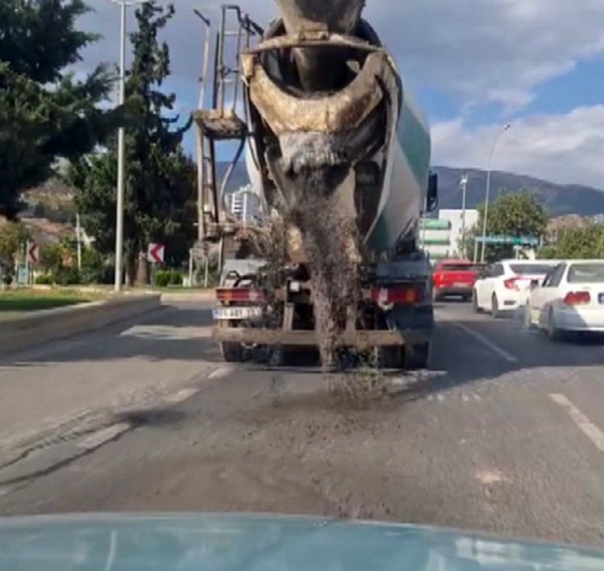 Yola Harç Döküp İlerleyen Beton Mikseri Sürücüsüne Ceza (1)