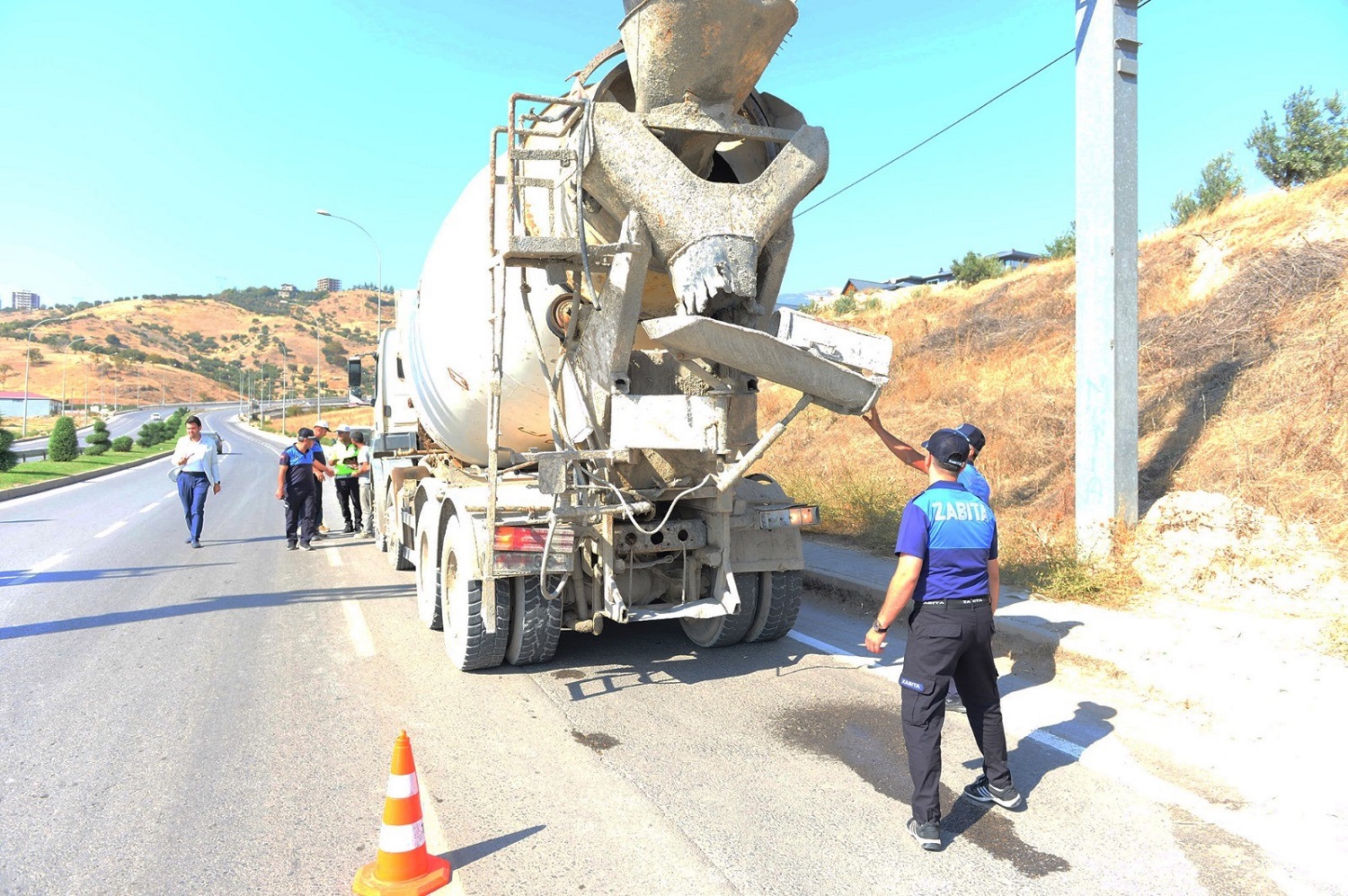 Yola Harç Döküp İlerleyen Beton Mikseri Sürücüsüne Ceza (4)