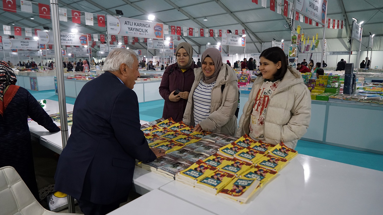 9. Uluslararası Kitap Fuarı İlk Gününde Ziyaretçi Akınına Uğradı (2)