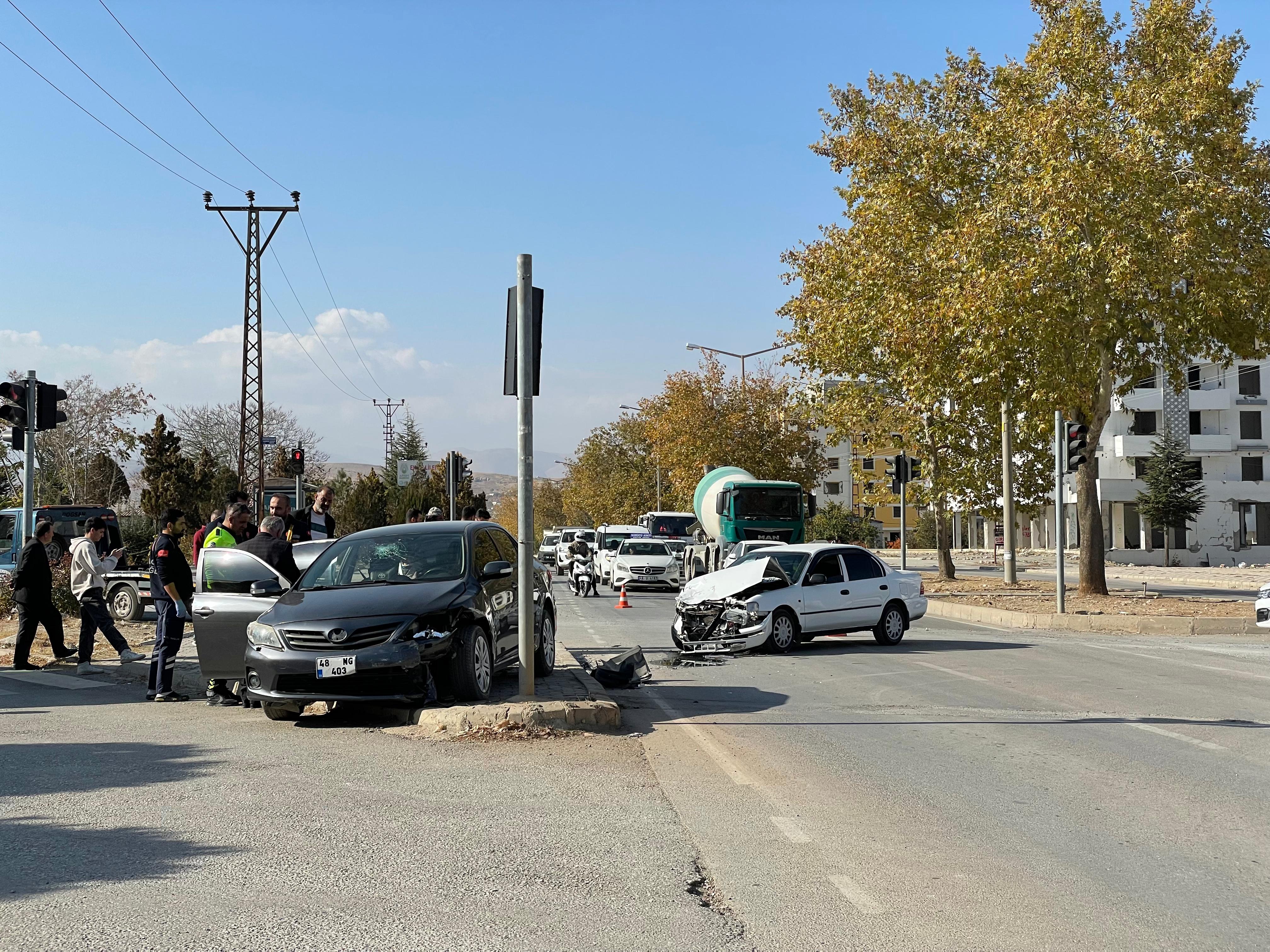 Afşinbey Caddesi'nde Kaza 2 Yaralı1