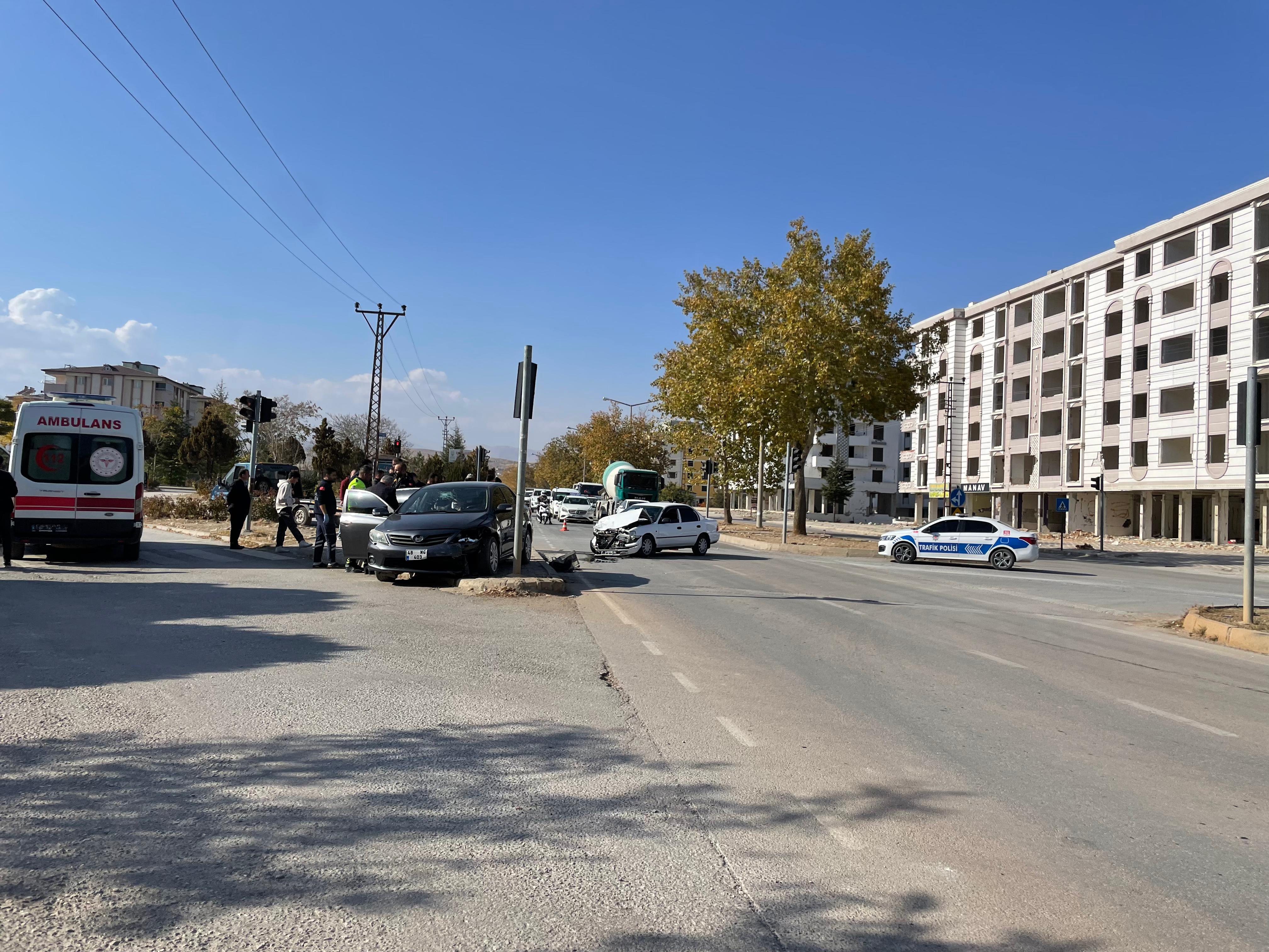 Afşinbey Caddesi'nde Kaza 2 Yaralı3