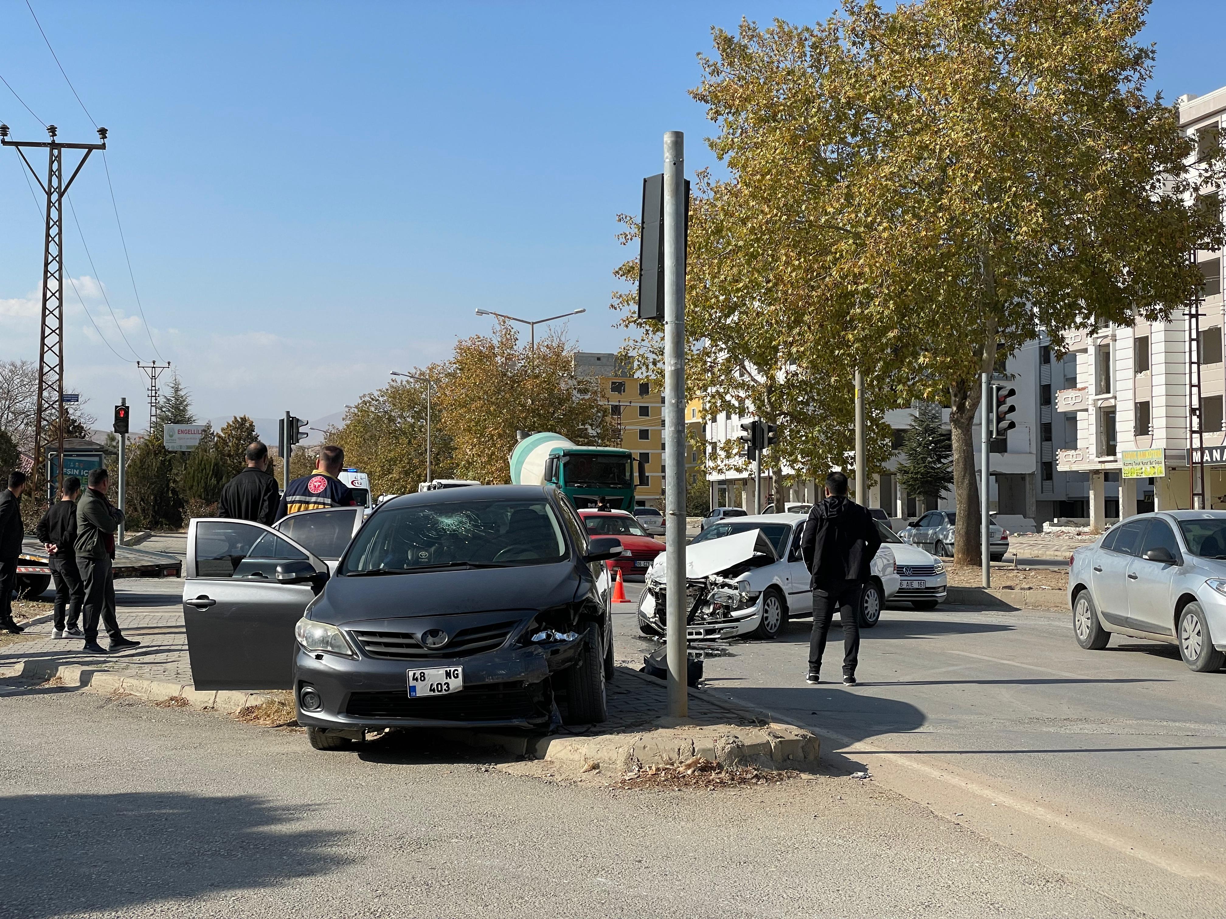 Afşinbey Caddesi'nde Kaza 2 Yaralı4