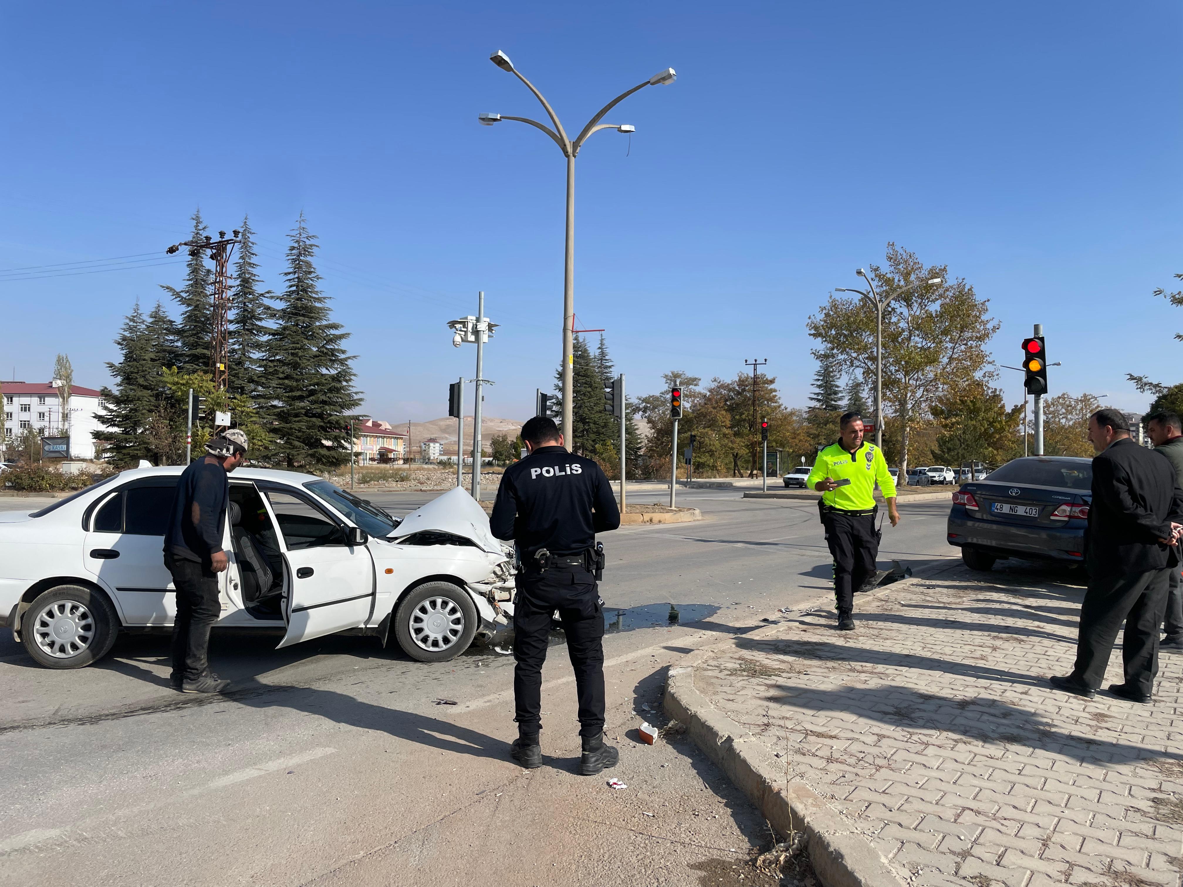 Afşinbey Caddesi'nde Kaza 2 Yaralı5