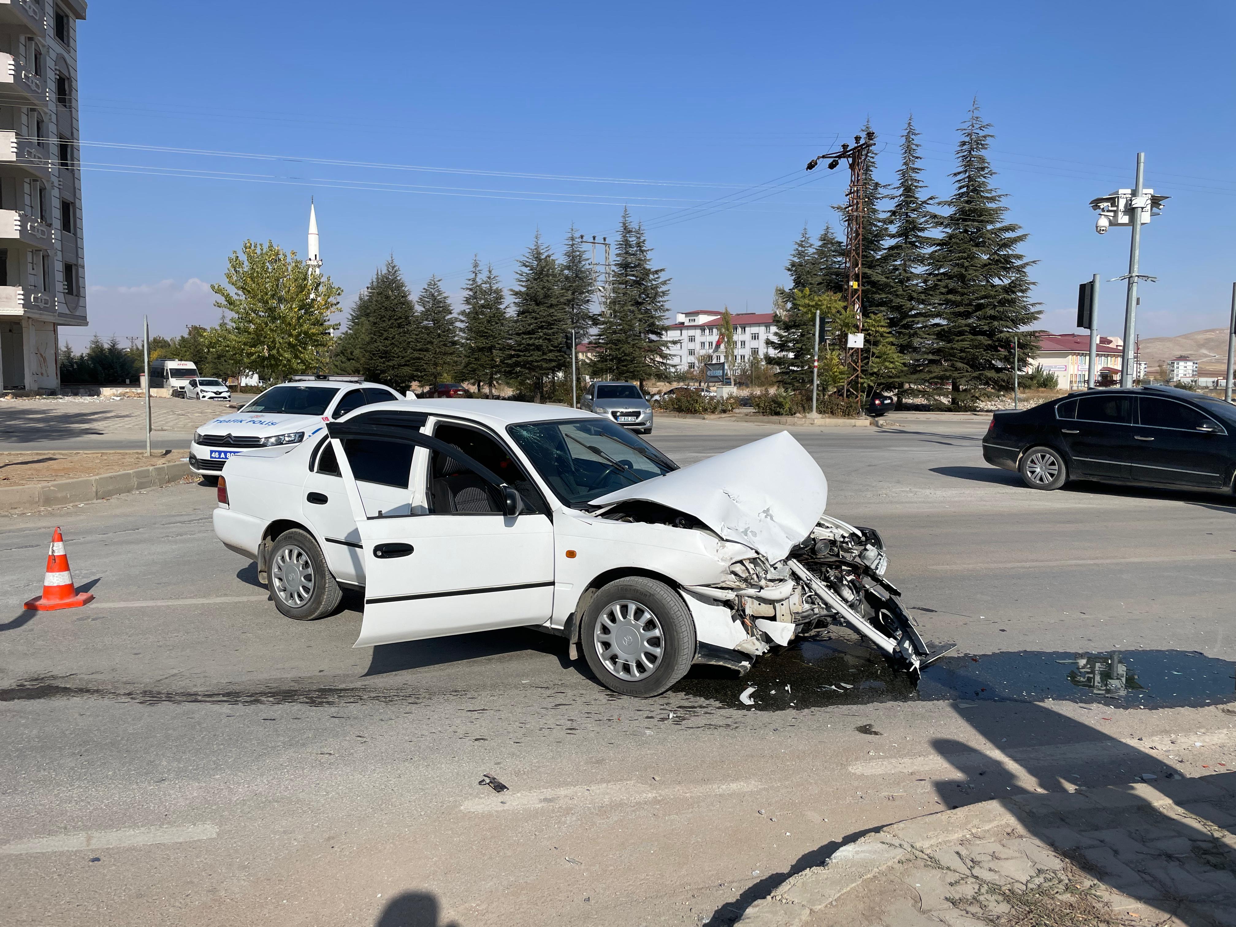 Afşinbey Caddesi'nde Kaza 2 Yaralı6