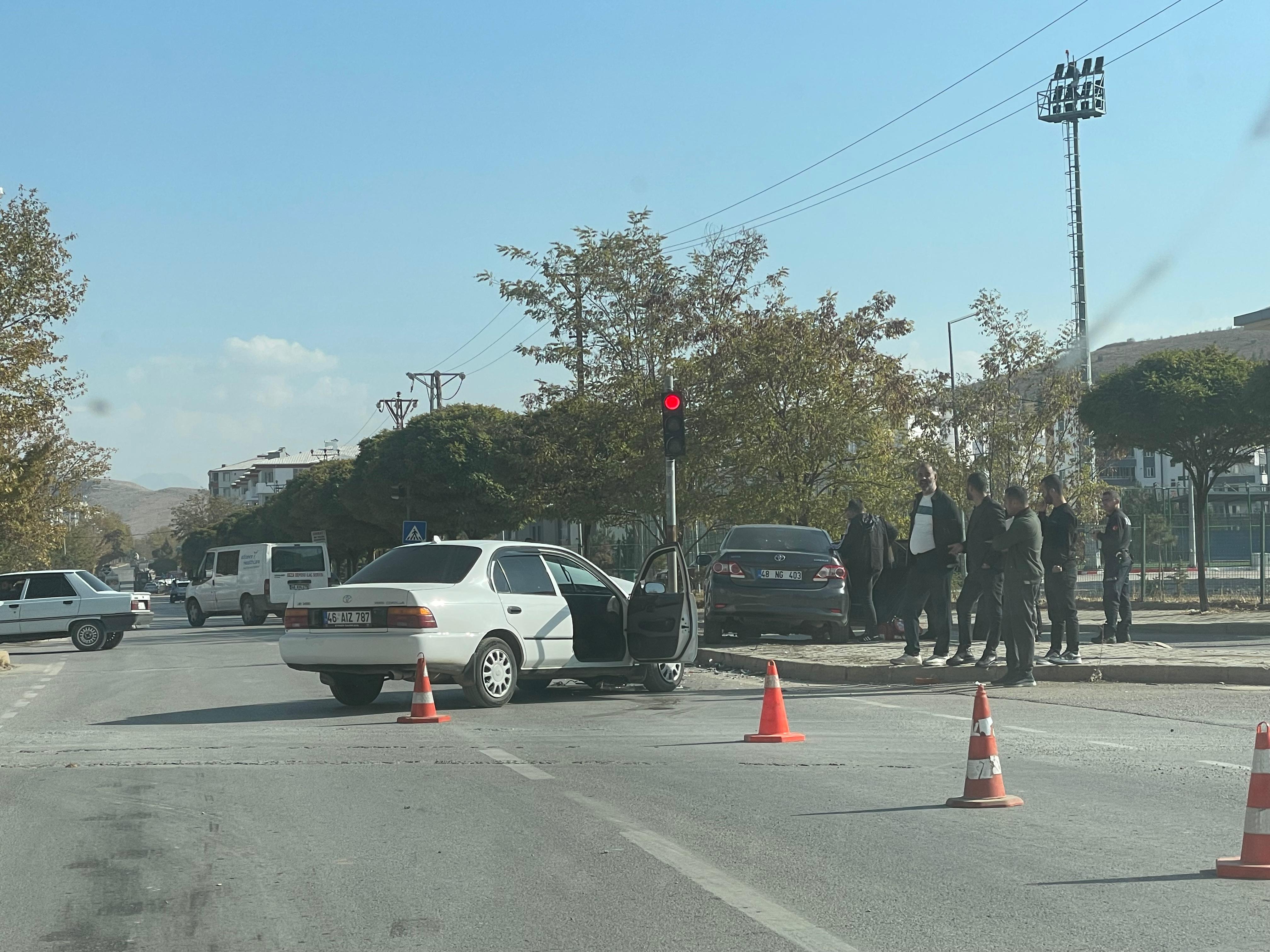 Afşinbey Caddesi'nde Kaza 2 Yaralı7