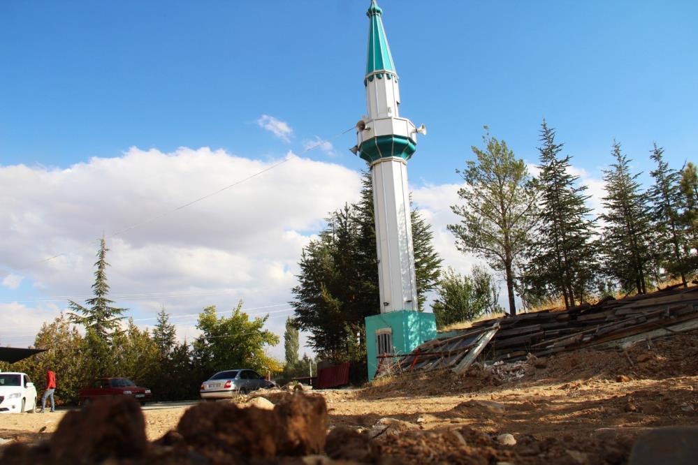 Afşin’de Camisiz Ayakta Kalan Minare Dikkat Çekiyor 1