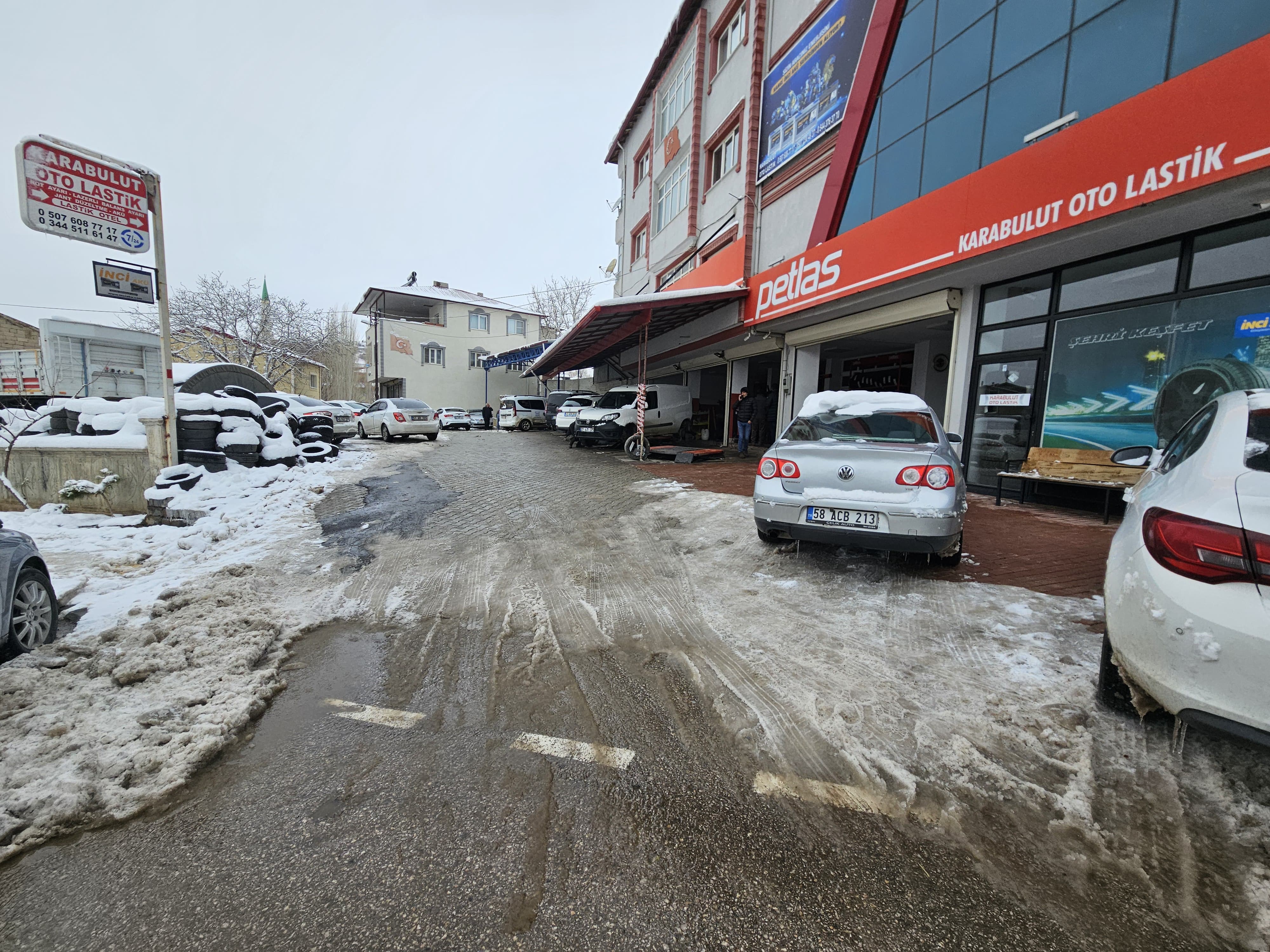 Afşin’de Lastikçilerde Kış Yoğunluğu Sürüyor