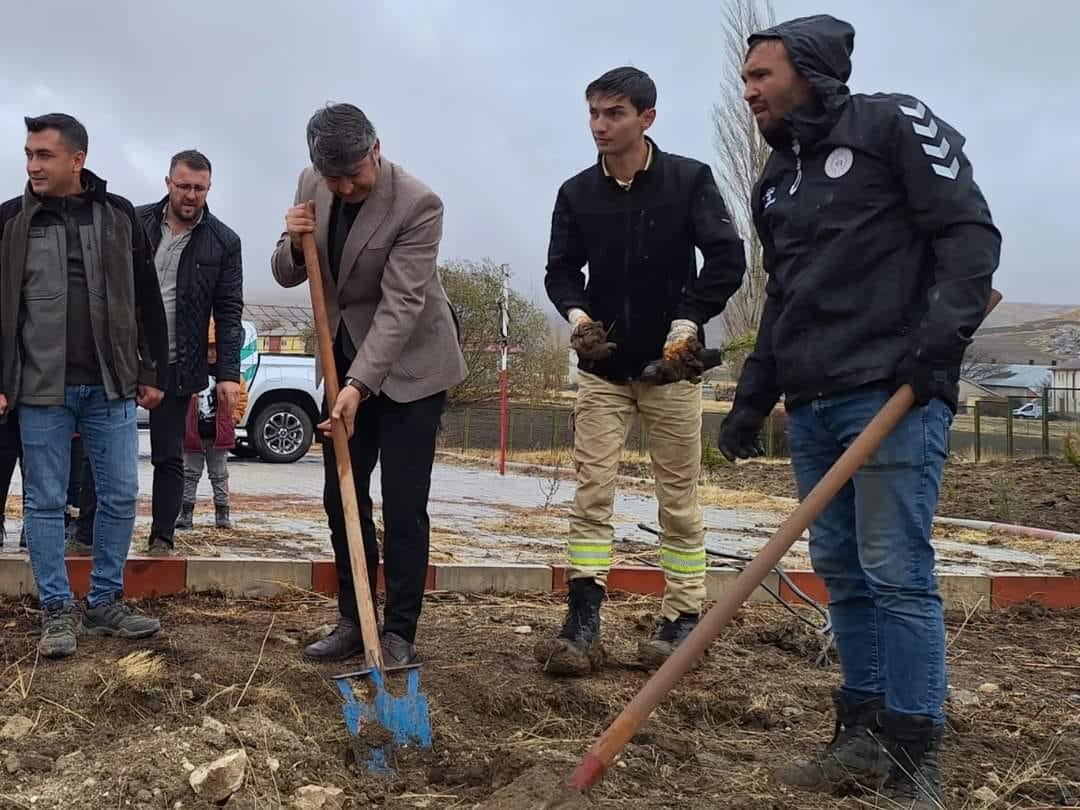 Afşin’de Öğretmenler Günü Anısına Fidan Dikildi