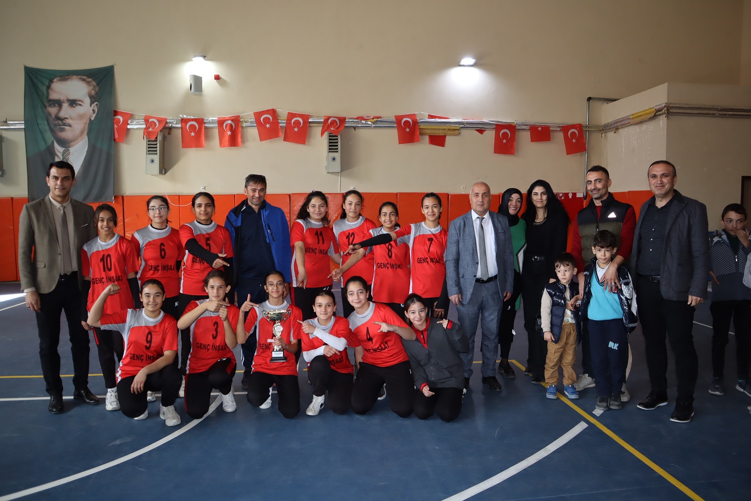 Afşin’de Voleybol Şampiyonu Cumhuriyet Ortaokulu Oldu (12)