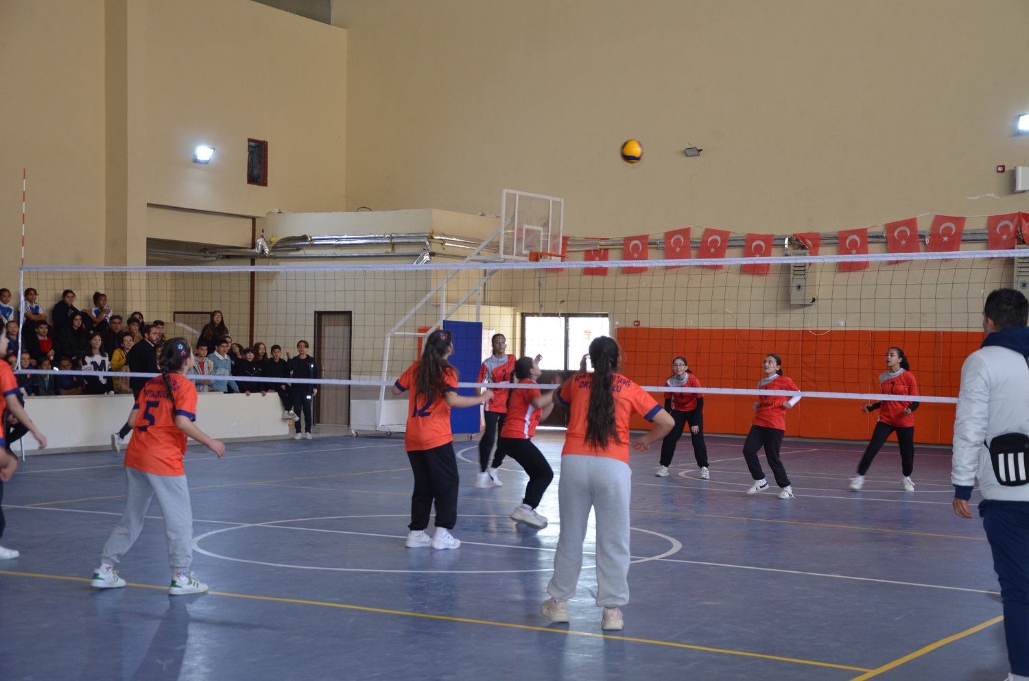 Afşin’de Voleybol Şampiyonu Cumhuriyet Ortaokulu Oldu (13)