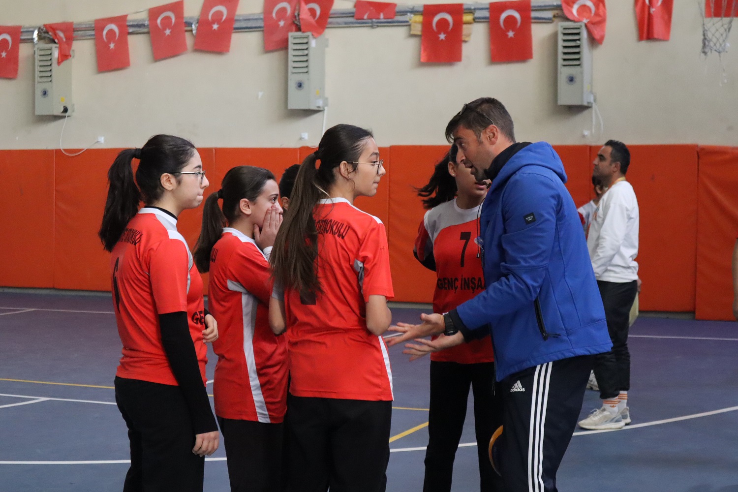 Afşin’de Voleybol Şampiyonu Cumhuriyet Ortaokulu Oldu (2)