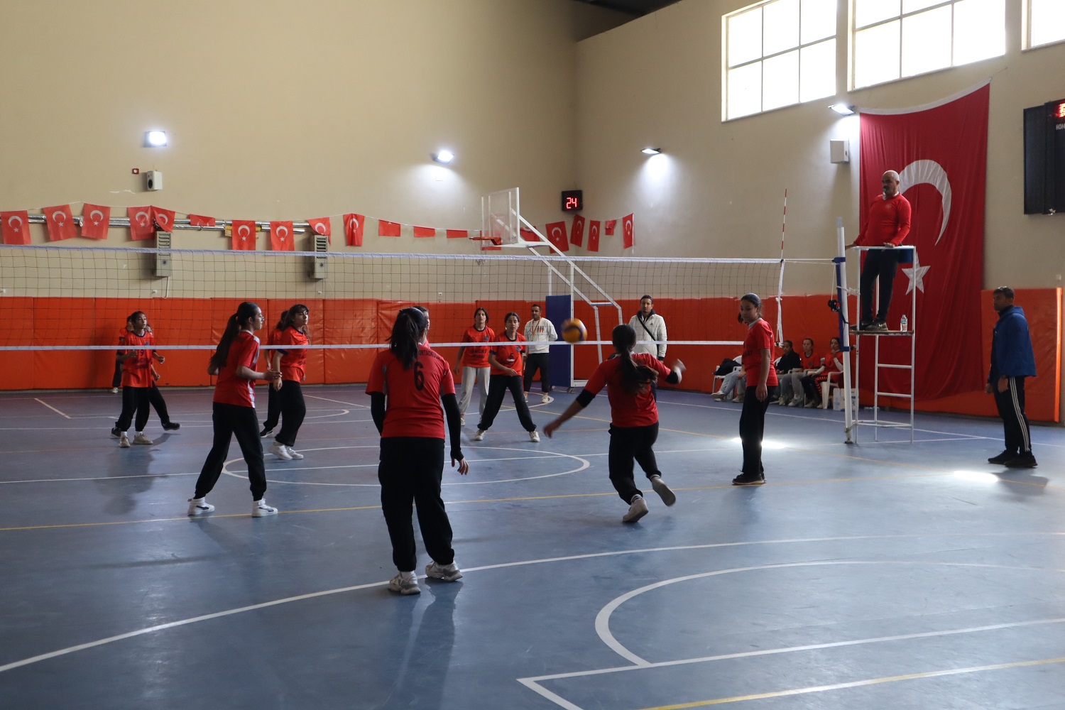 Afşin’de Voleybol Şampiyonu Cumhuriyet Ortaokulu Oldu (4)