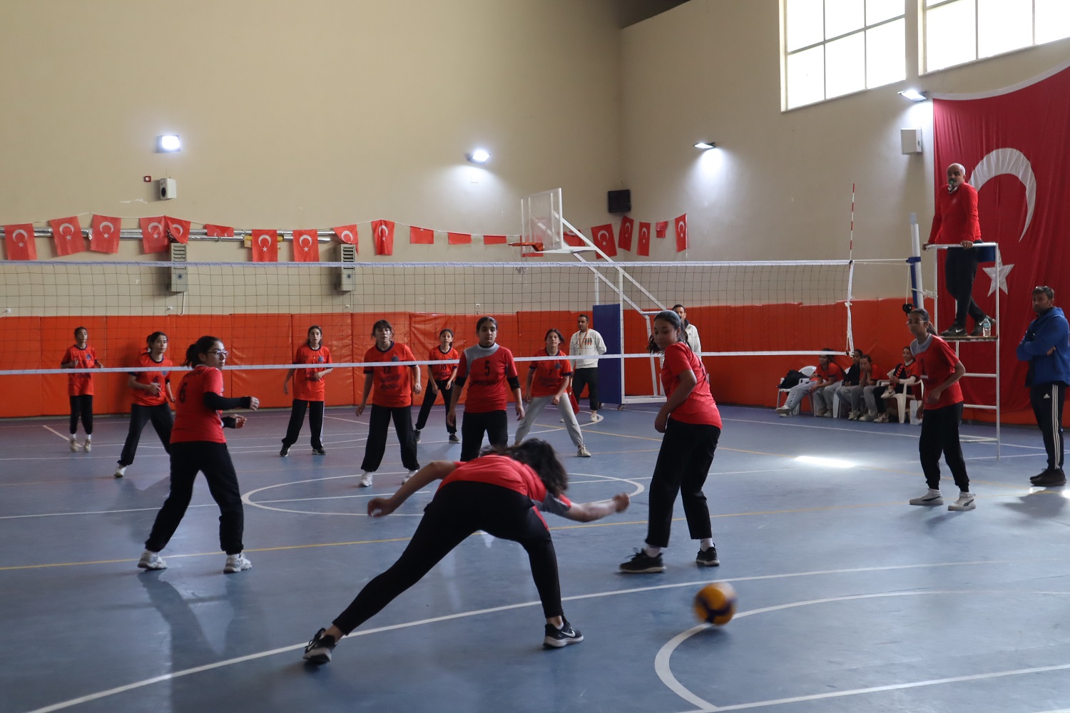 Afşin’de Voleybol Şampiyonu Cumhuriyet Ortaokulu Oldu (5)