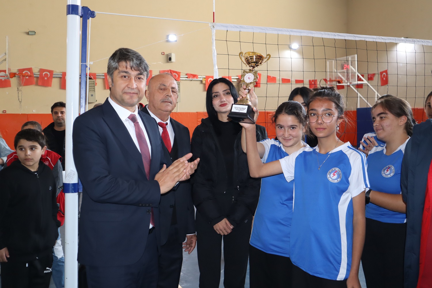 Afşin’de Voleybol Şampiyonu Cumhuriyet Ortaokulu Oldu (7)