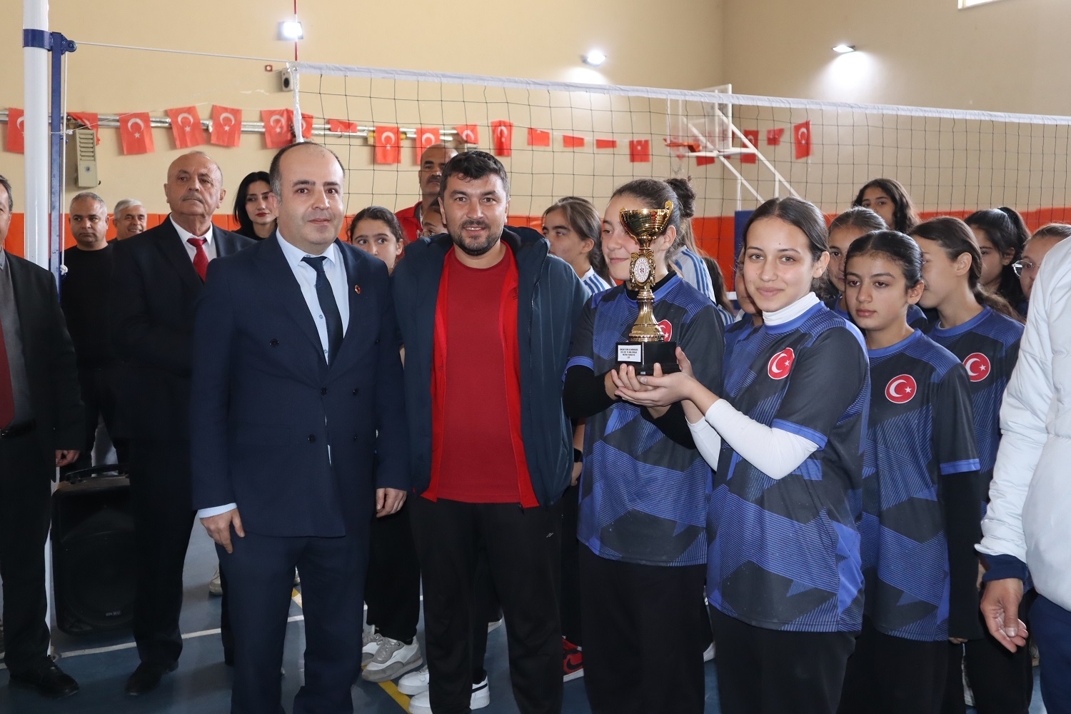 Afşin’de Voleybol Şampiyonu Cumhuriyet Ortaokulu Oldu (8)